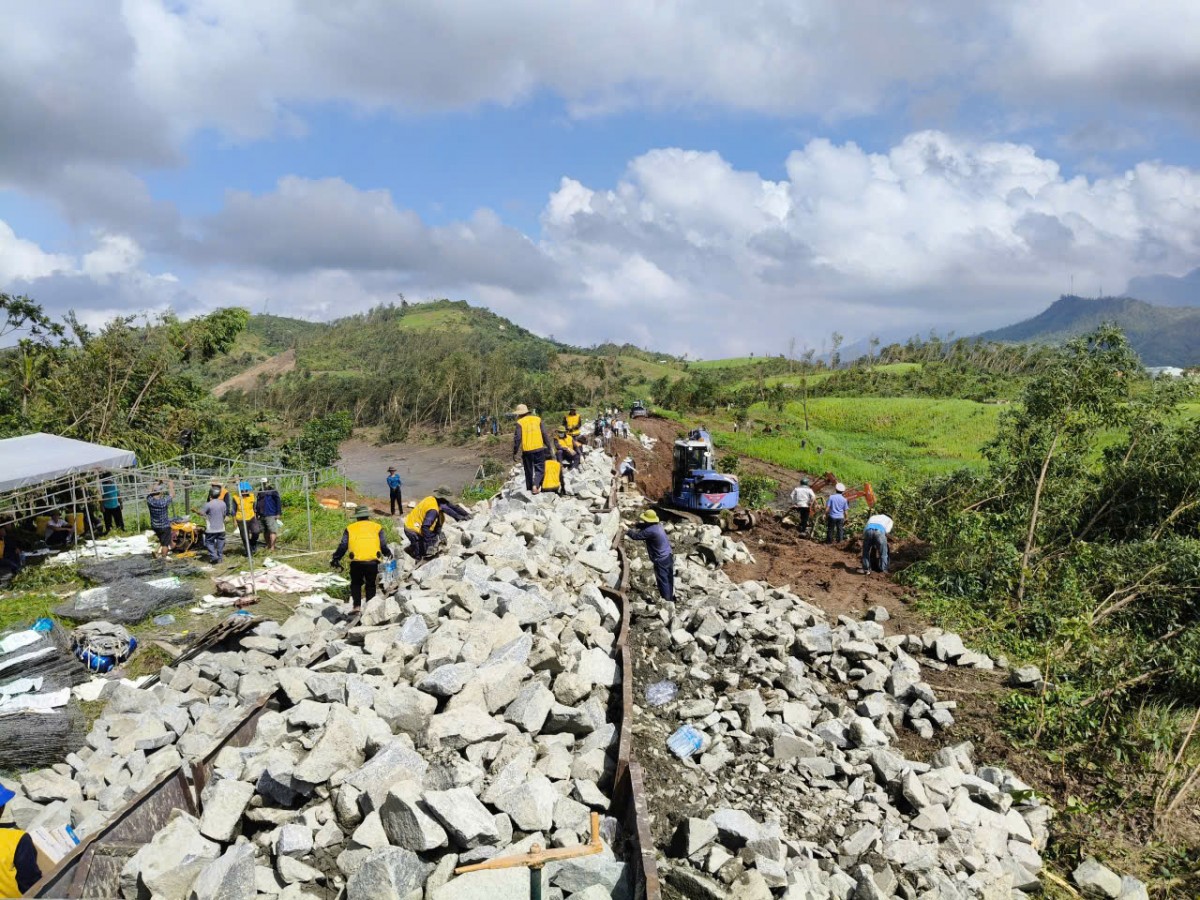 Ngành Đường sắt huy động gần 1.000 công nhân khôi phục hạ tầng, thông tuyến đường sắt Bắc Nam