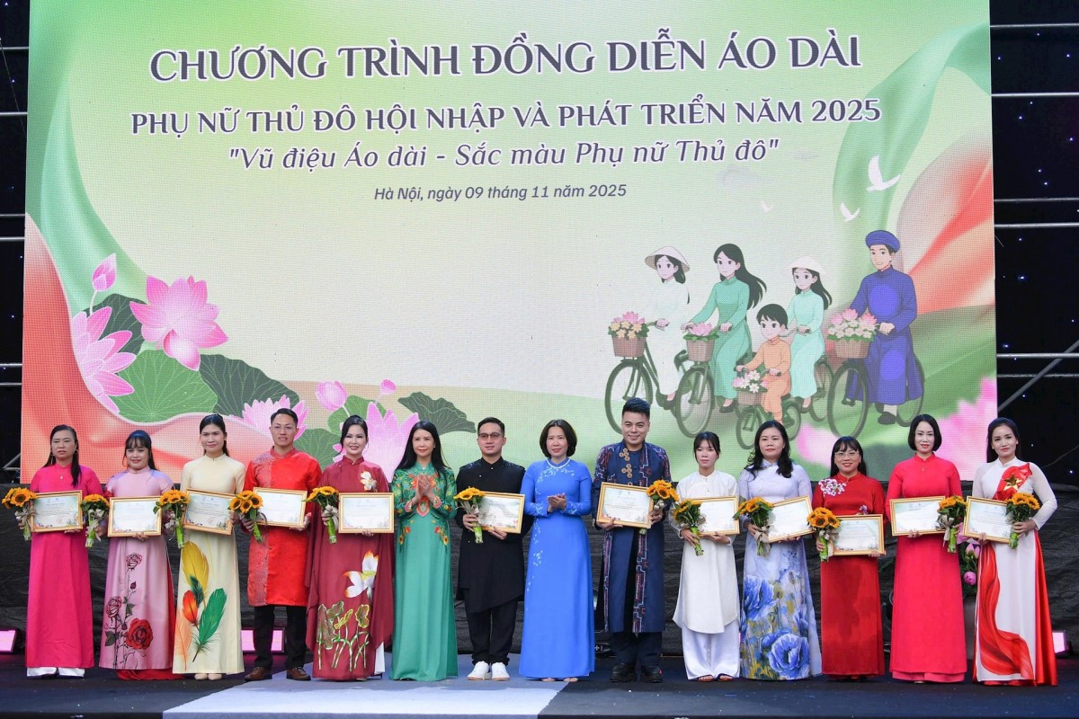 Ban Tổ chức trao Giấy chứng nhận tặng đại diện các khối tham gia và đơn vị đồng hành. Ban Tổ chức trao Giấy chứng nhận tặng đại diện các khối tham gia và đơn vị đồng hành.