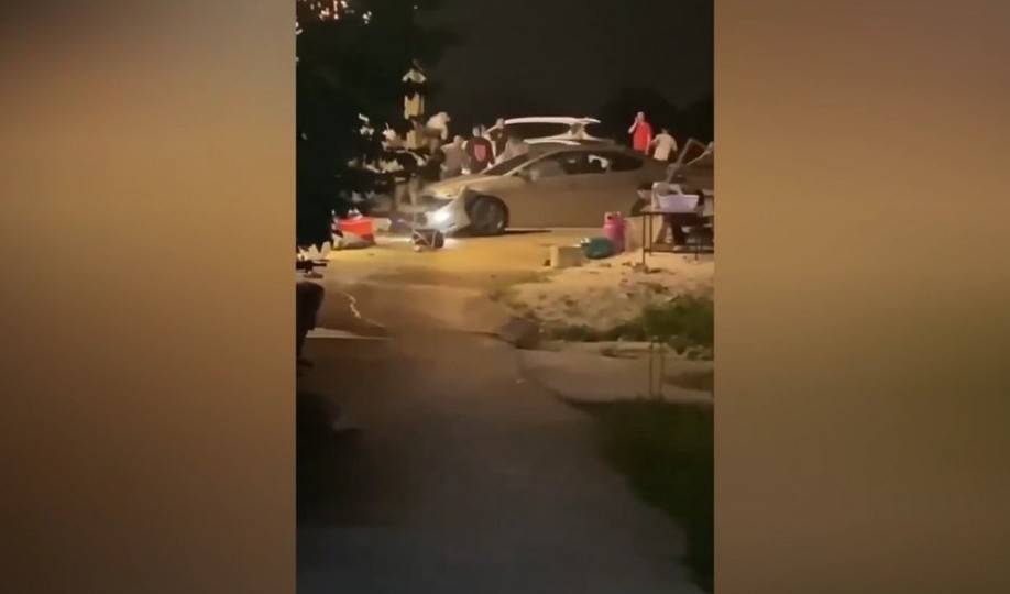 Nghệ An: Xôn xao clip tài xế lùi - tiến giữa vòng vây của hàng chục người