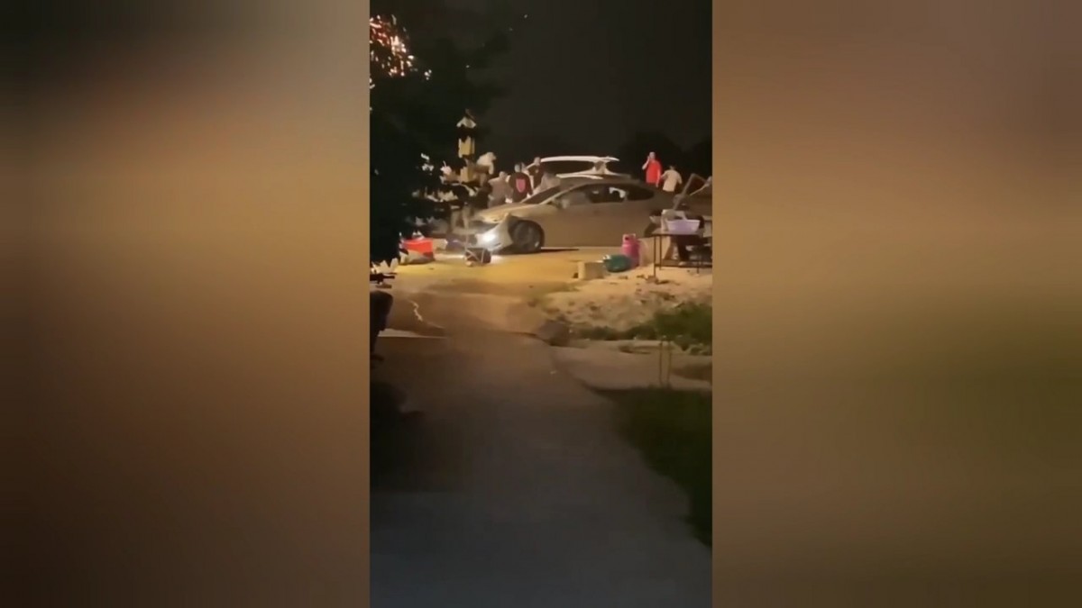 Xôn xao clip tài xế lùi - tiến giữa vòng vây của hàng chục người tại Nghệ An