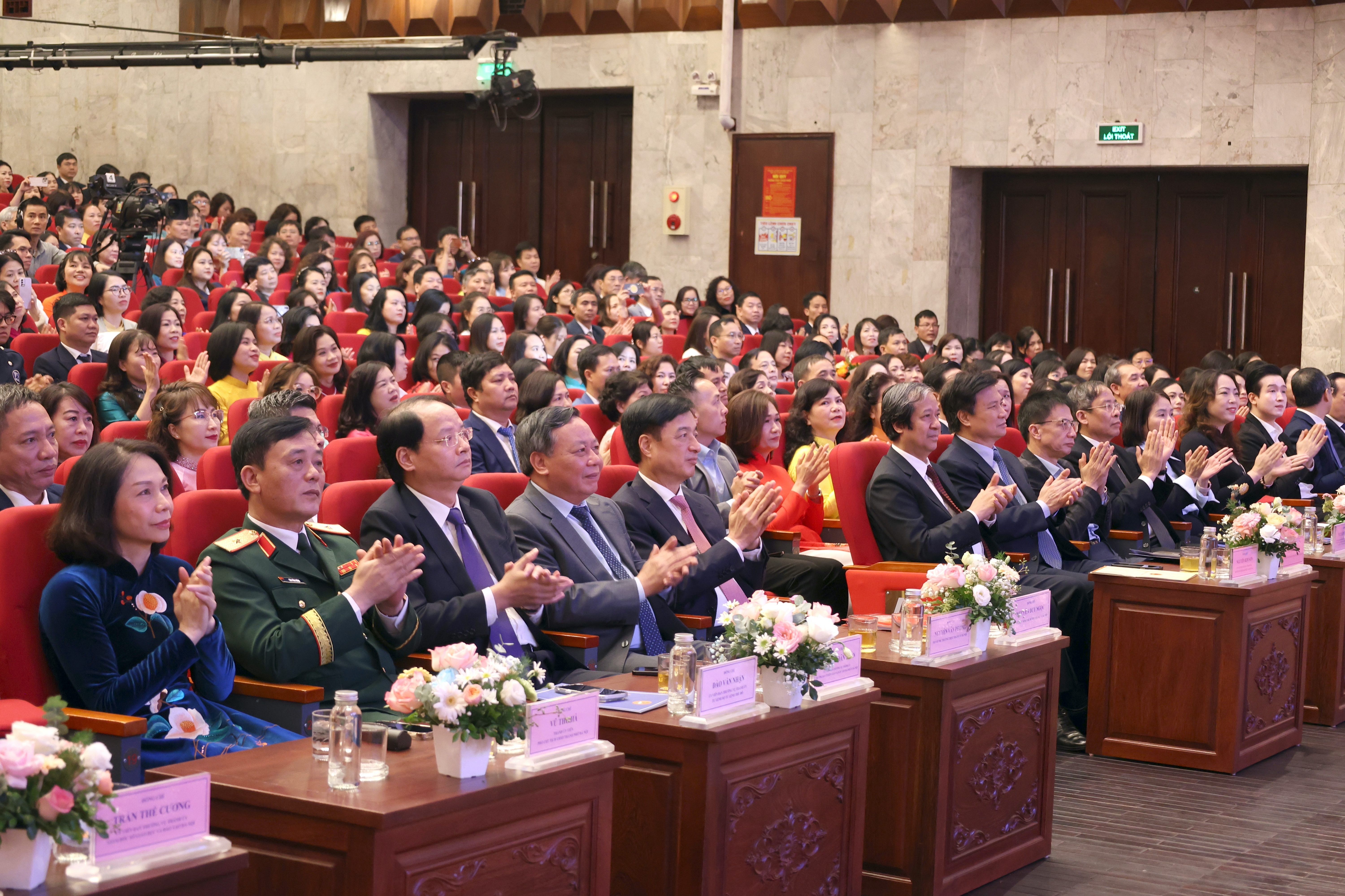 Tuyên dương các điển hình tiên tiến, nhà giáo tiêu biểu của Thủ đô năm 2025 Tuyên dương các điển hình tiên tiến, nhà giáo tiêu biểu của Thủ đô năm 2025