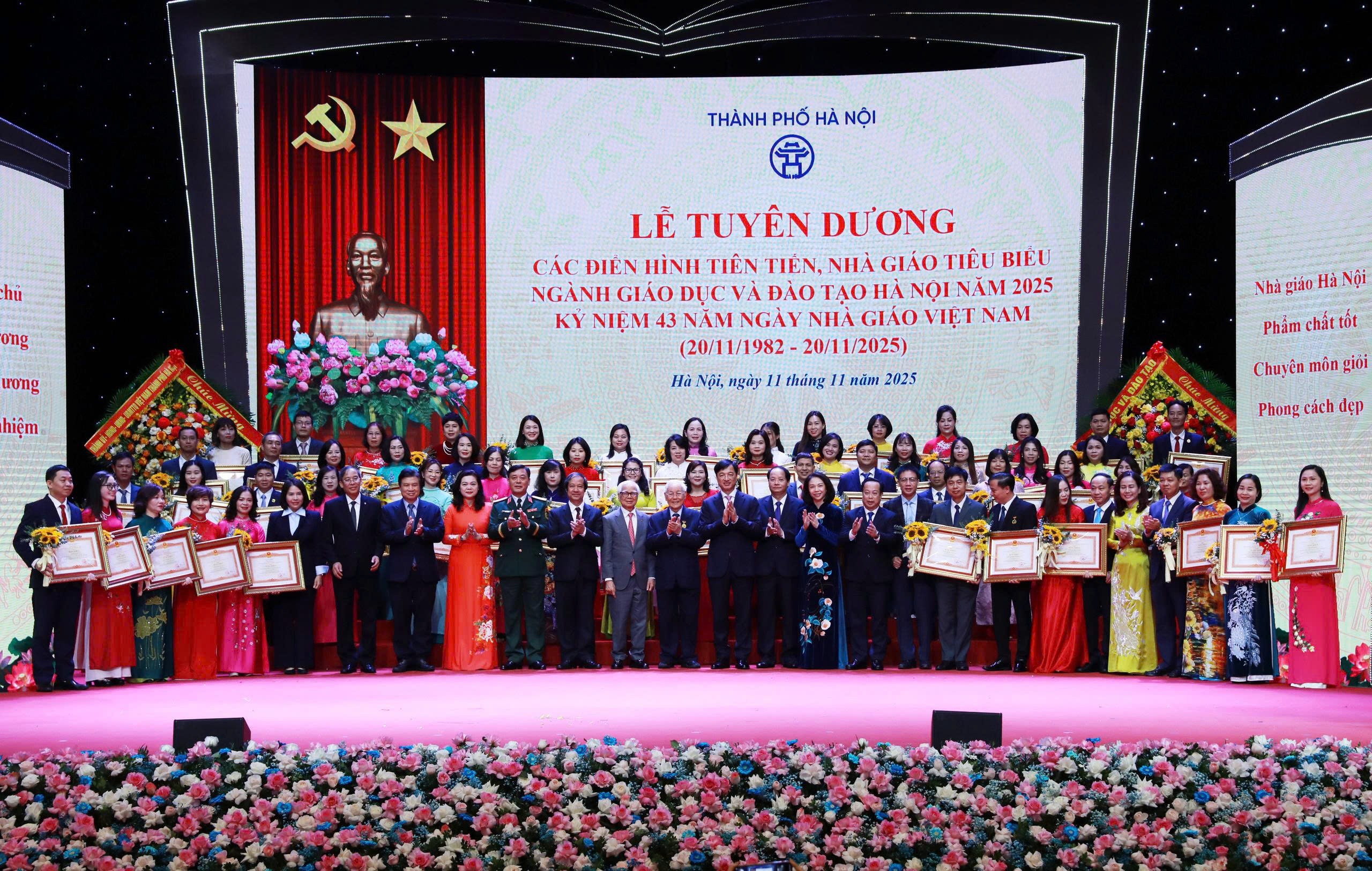 Tuyên dương các điển hình tiên tiến, nhà giáo tiêu biểu của Thủ đô năm 2025 Tuyên dương các điển hình tiên tiến, nhà giáo tiêu biểu của Thủ đô năm 2025