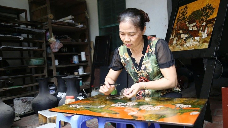 Tiếp lửa truyền thống ở làng nghề sơn mài Hạ Thái