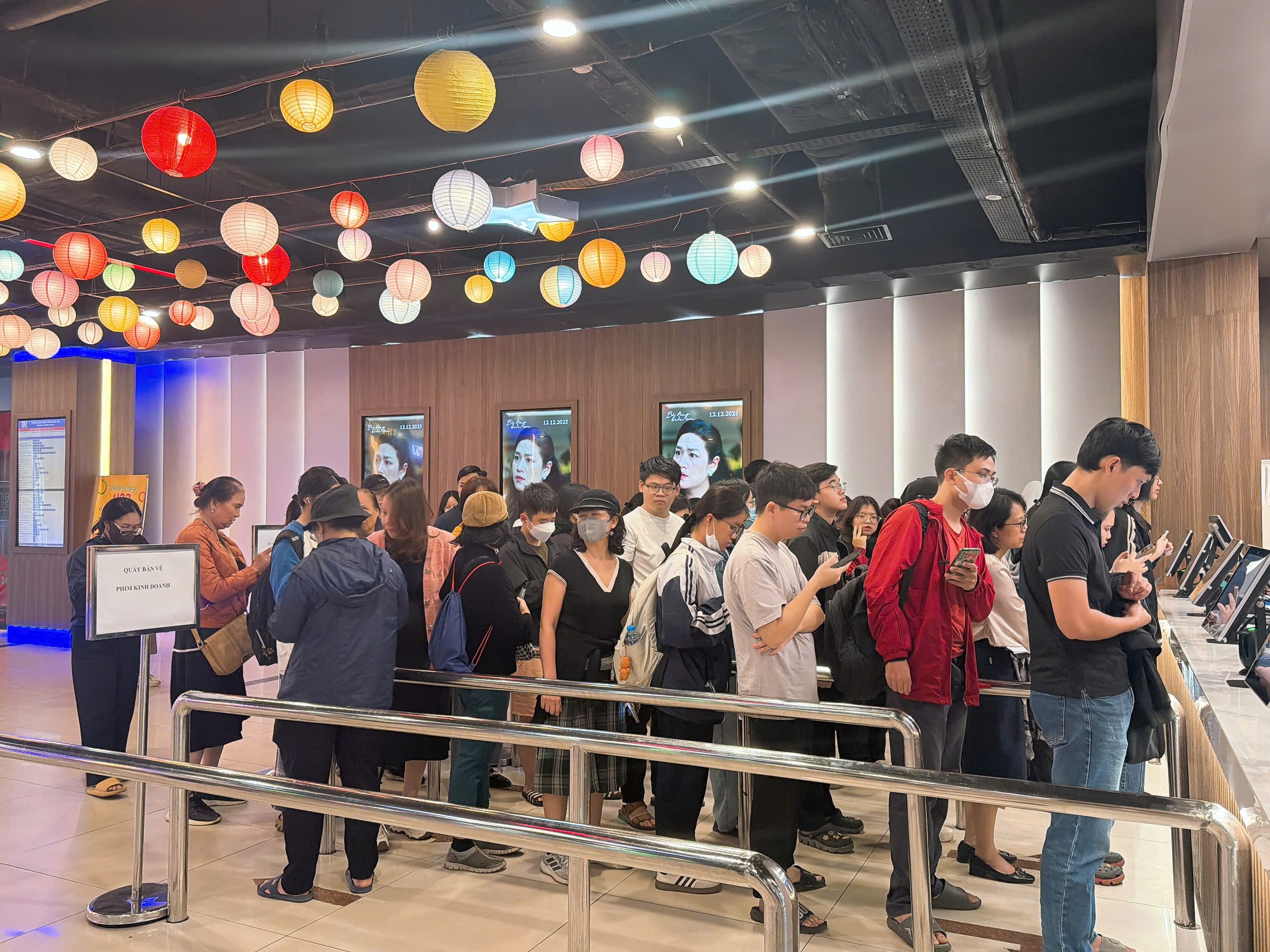 Khán giả xếp hàng nhận vé xem phim miễn phí tại Trung tâm Chiếu phim Quốc gia