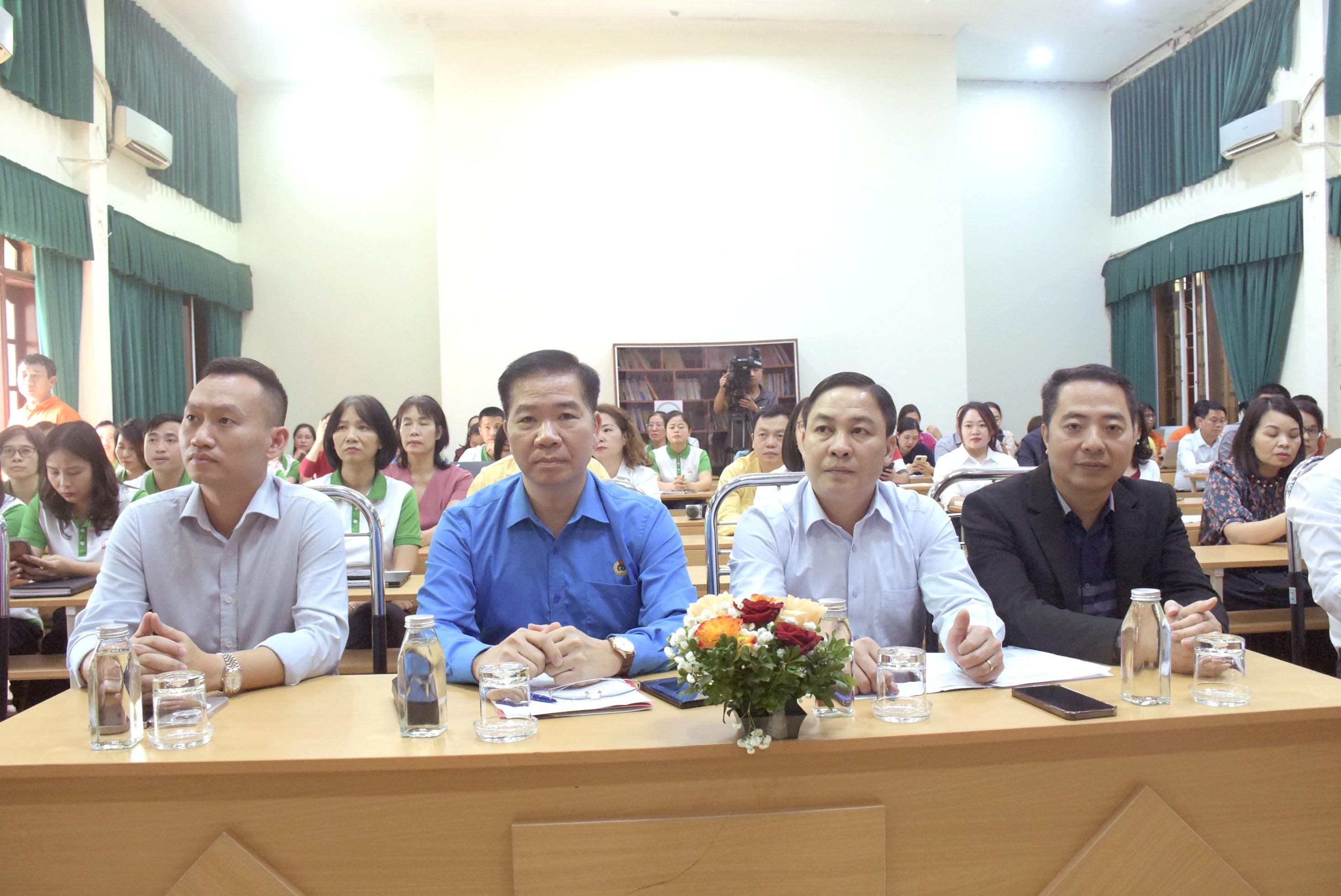 TRỰC TUYẾN HÌNH ẢNH: Giải đáp chính sách về pháp luật lao động, BHXH và Công đoàn cơ sở