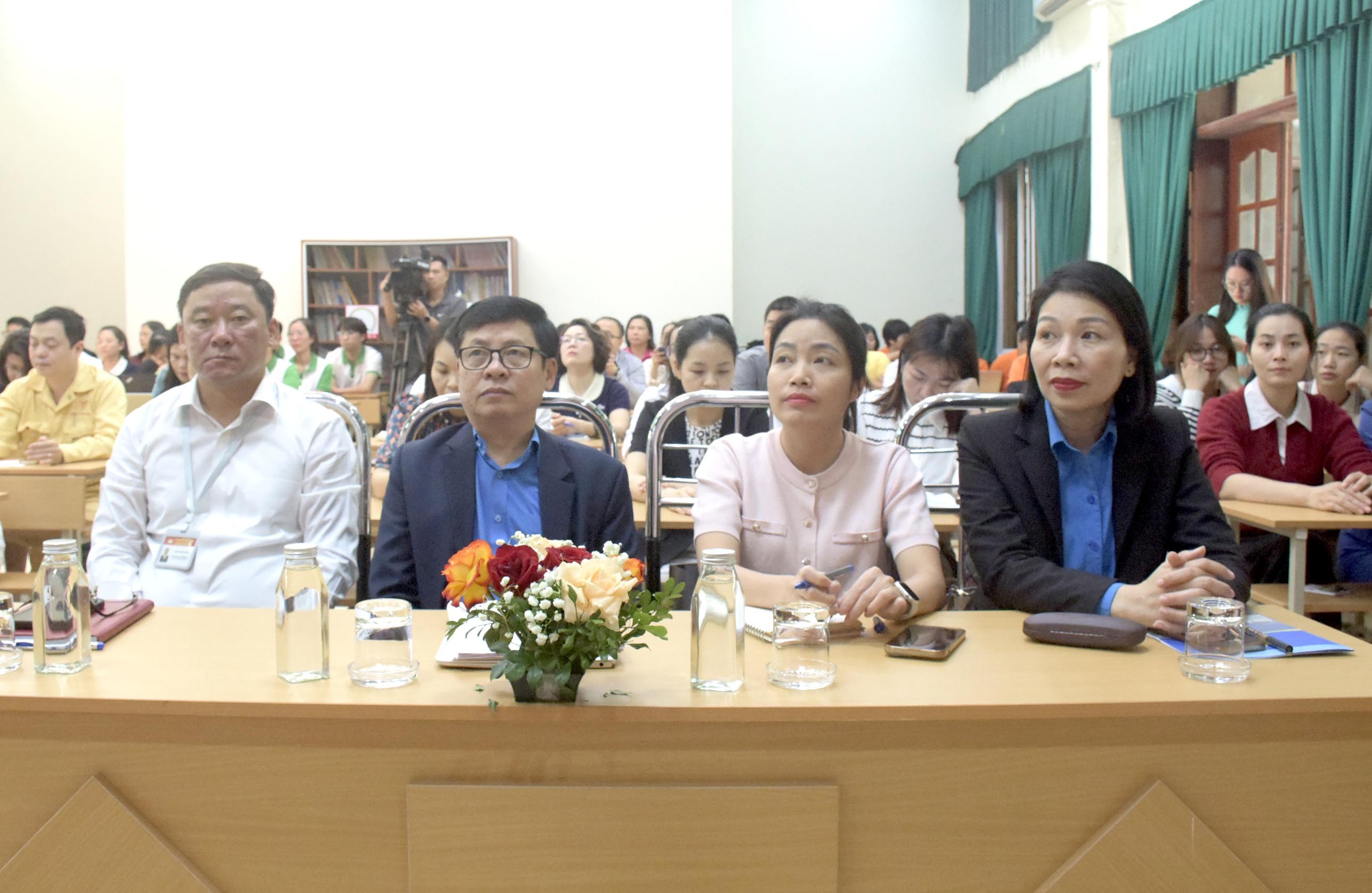 TRỰC TUYẾN HÌNH ẢNH: Giải đáp chính sách về pháp luật lao động, BHXH và Công đoàn cơ sở