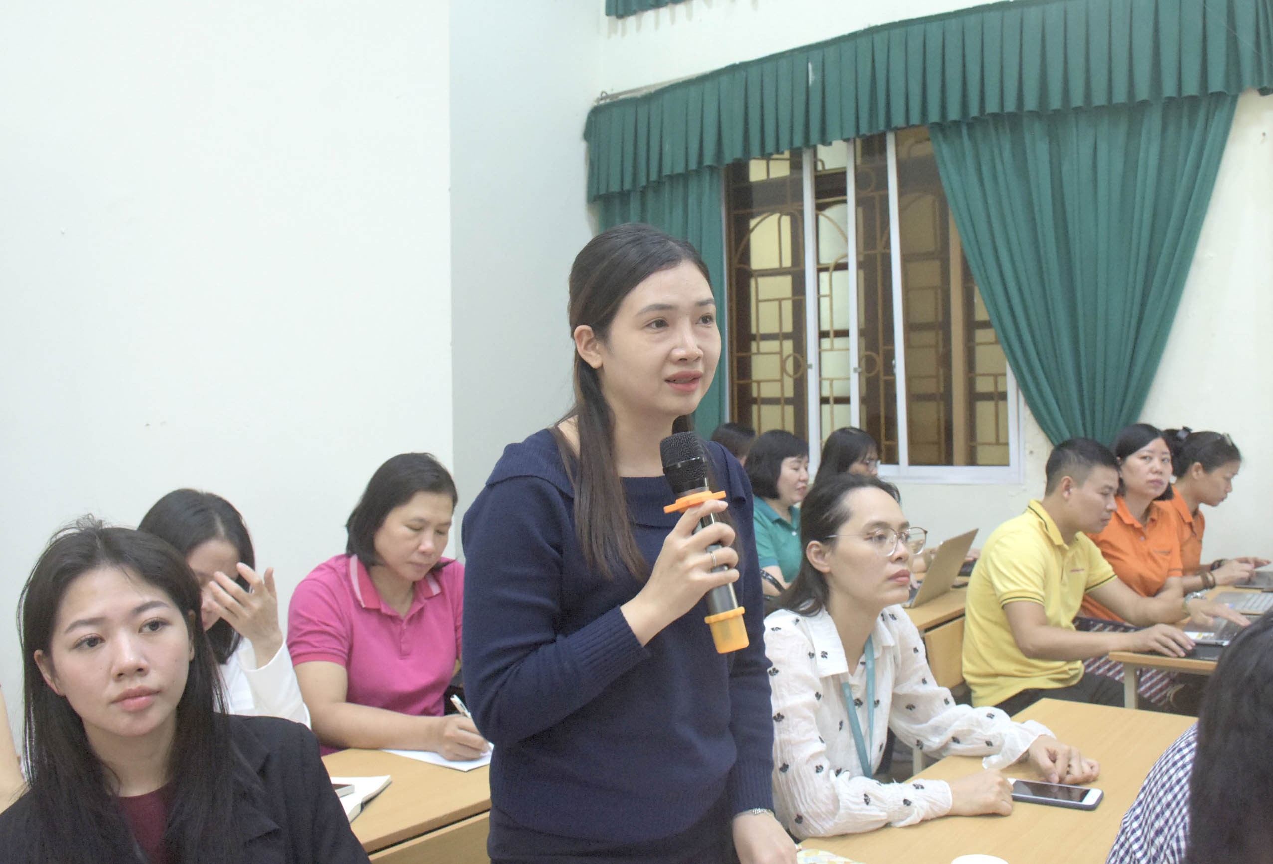 TRỰC TUYẾN HÌNH ẢNH: Giải đáp chính sách về pháp luật lao động, BHXH và Công đoàn cơ sở