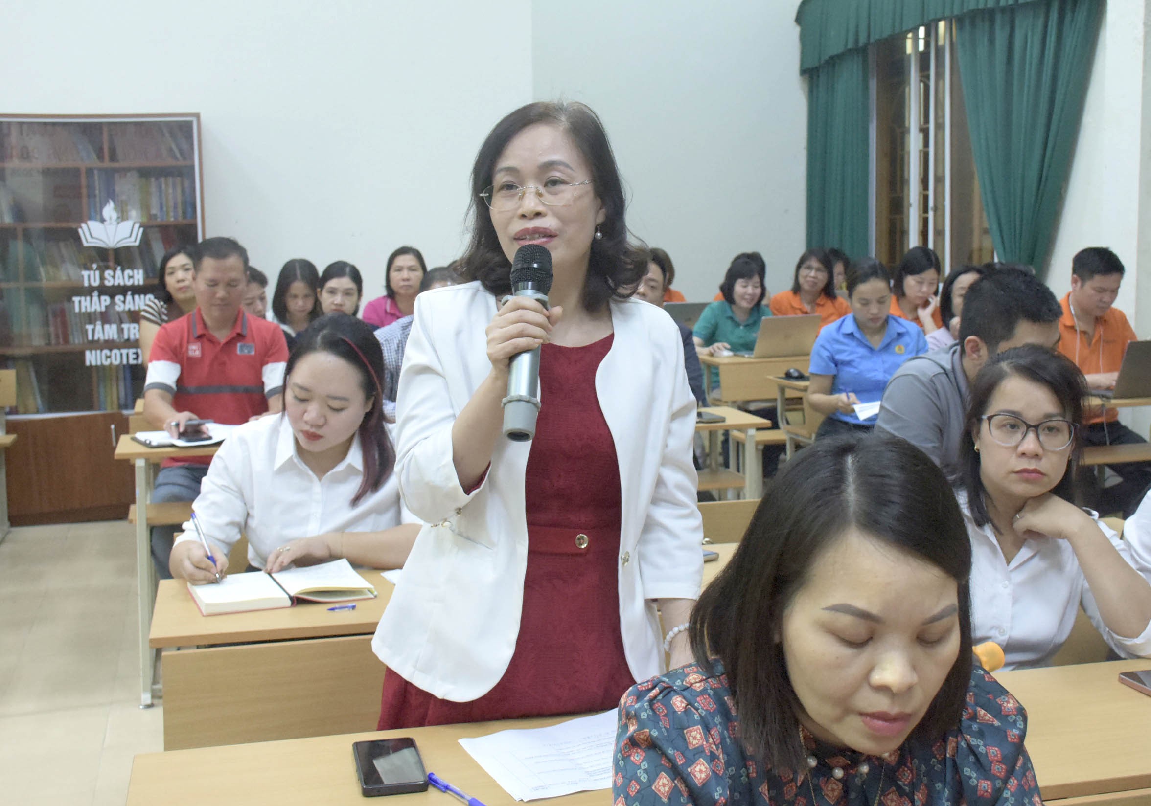 TRỰC TUYẾN HÌNH ẢNH: Giải đáp chính sách về pháp luật lao động, BHXH và Công đoàn cơ sở