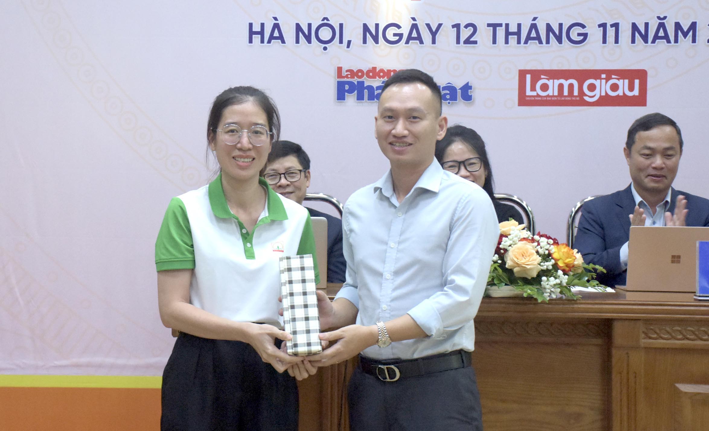 TRỰC TUYẾN HÌNH ẢNH: Giải đáp chính sách về pháp luật lao động, BHXH và Công đoàn cơ sở