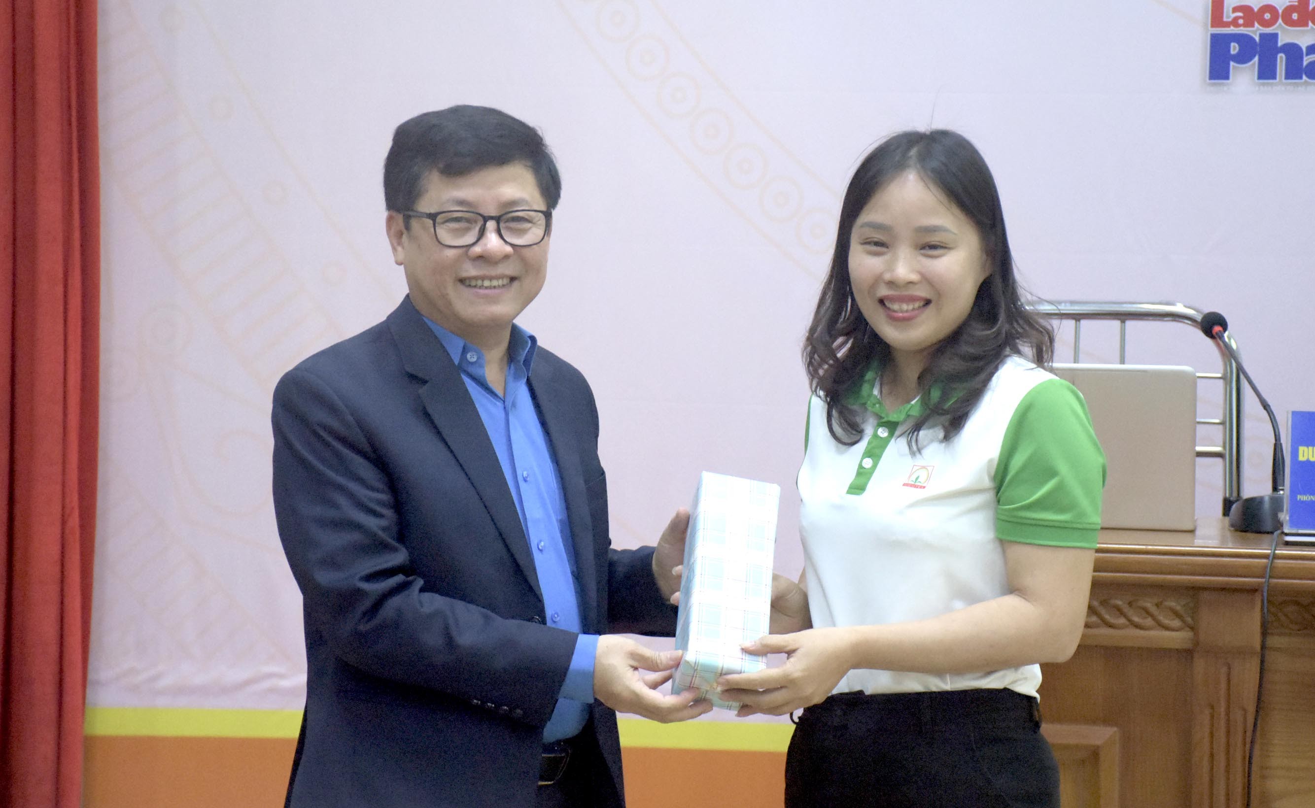 TRỰC TUYẾN HÌNH ẢNH: Giải đáp chính sách về pháp luật lao động, BHXH và Công đoàn cơ sở