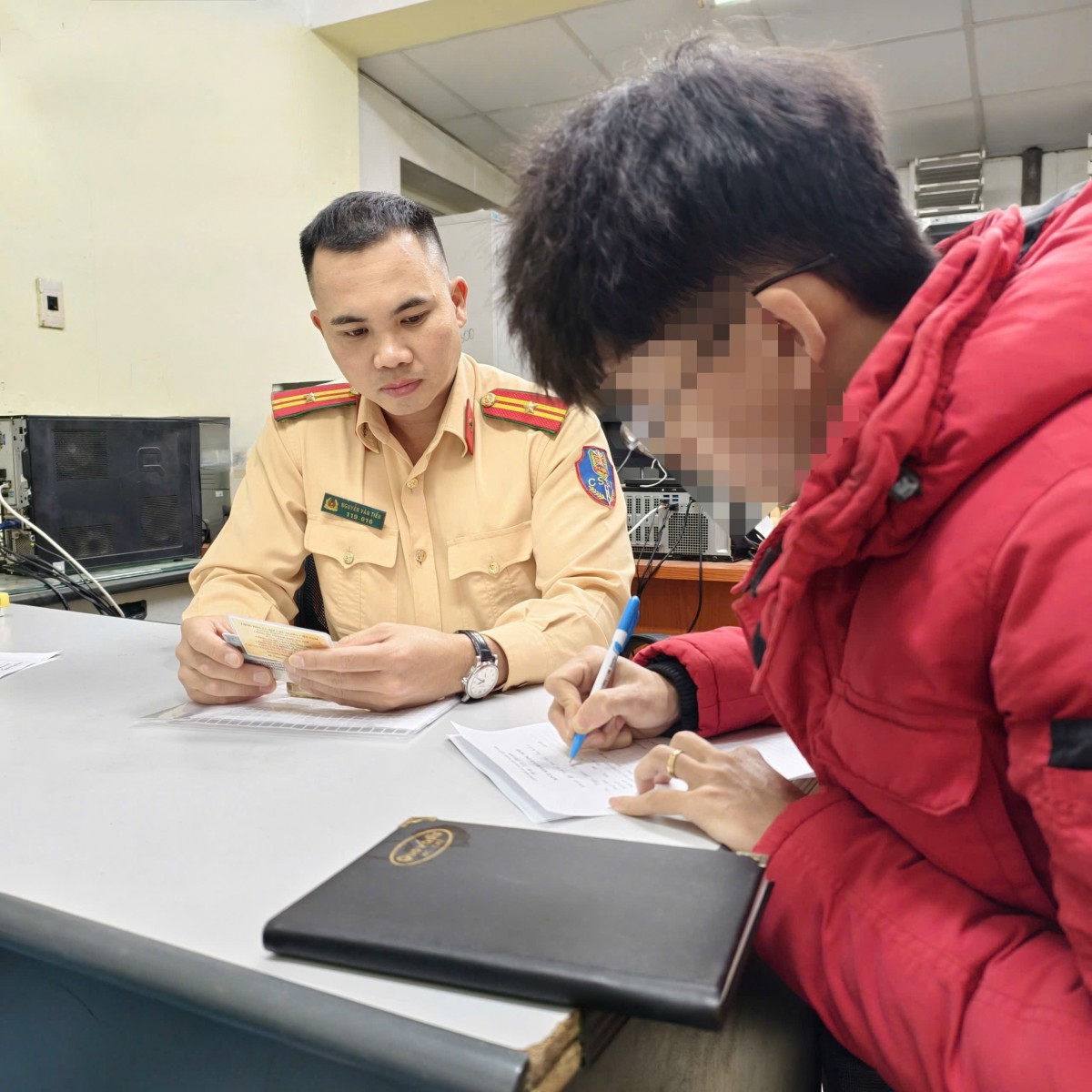 Thanh niên bị phạt 12 triệu đồng vì che biển số và điều khiển xe không có giấy phép lái xe Thanh niên bị phạt 12 triệu đồng vì che biển số và điều khiển xe không có giấy phép lái xe