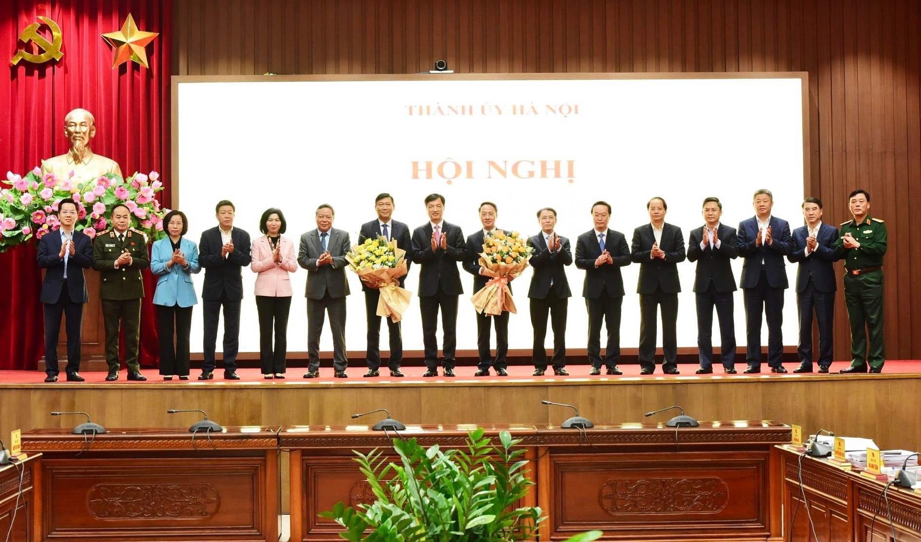 Đồng chí Đỗ Anh Tuấn và đồng chí Trần Đình Cảnh nhận nhiệm vụ mới