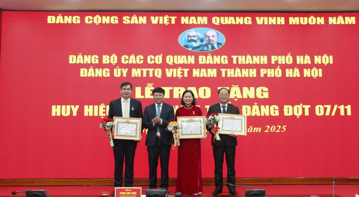 Đảng bộ Ủy ban MTTQ Việt Nam thành phố Hà Nội trao Huy hiệu Đảng cho đảng viên tiêu biểu