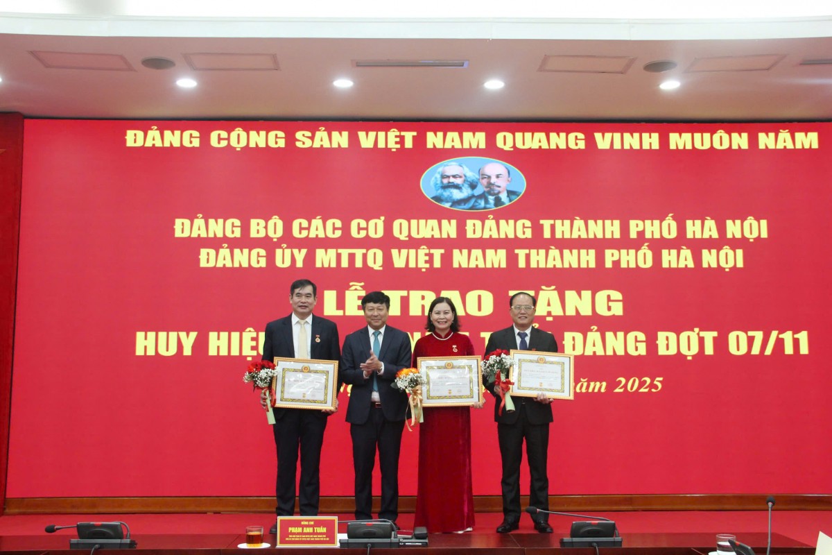 Đảng bộ Ủy ban MTTQ Việt Nam thành phố Hà Nội trao Huy hiệu Đảng cho đảng viên tiêu biểu