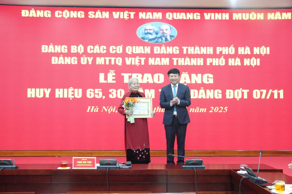Đảng bộ Ủy ban MTTQ Việt Nam thành phố Hà Nội trao Huy hiệu Đảng cho đảng viên tiêu biểu