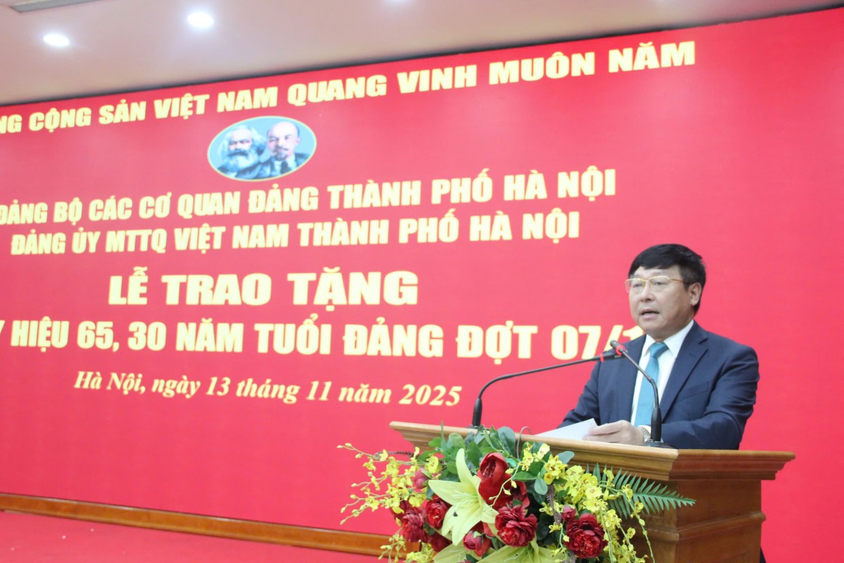 Đảng bộ Ủy ban MTTQ Việt Nam thành phố Hà Nội trao Huy hiệu Đảng cho đảng viên tiêu biểu