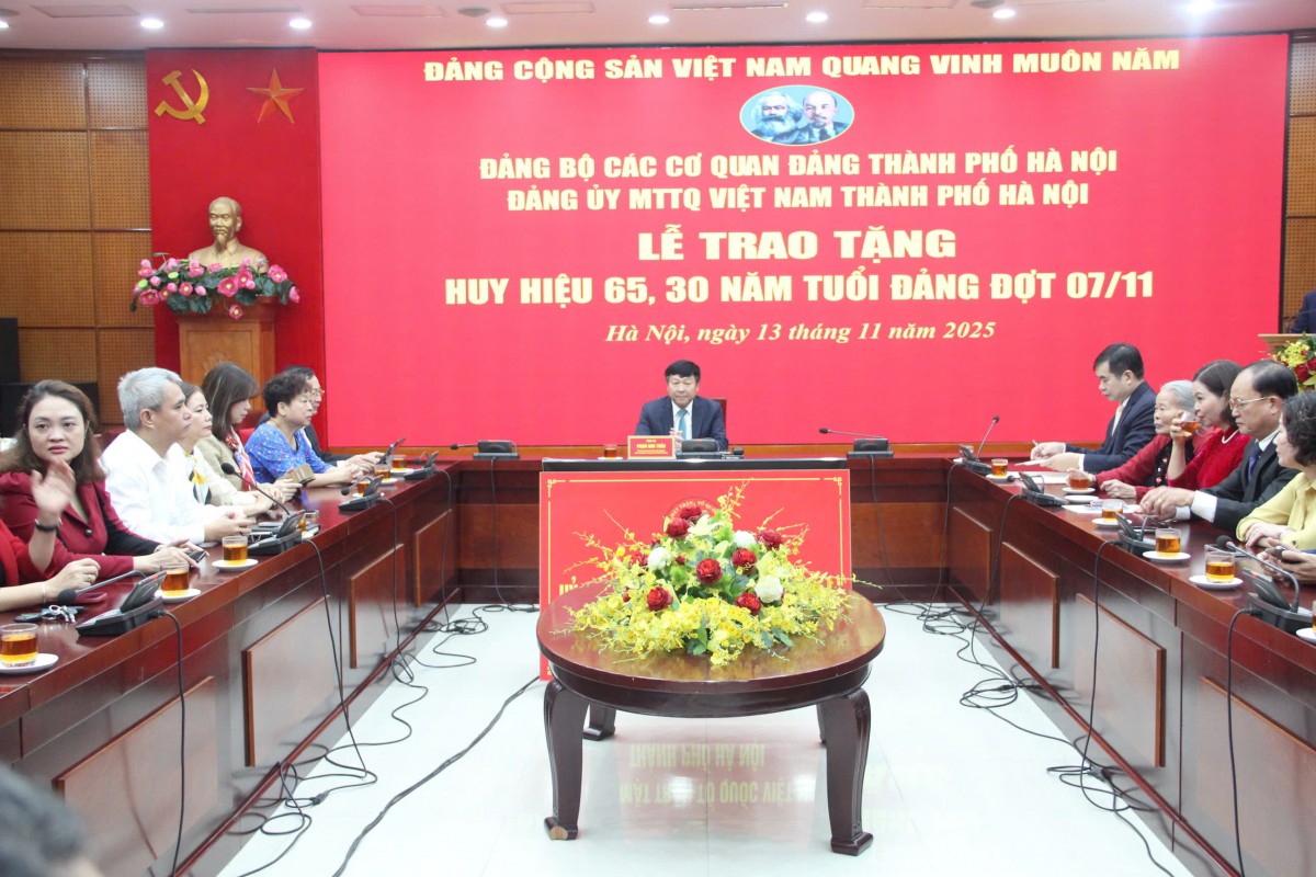 Đảng bộ Ủy ban MTTQ Việt Nam thành phố Hà Nội trao Huy hiệu Đảng cho đảng viên tiêu biểu