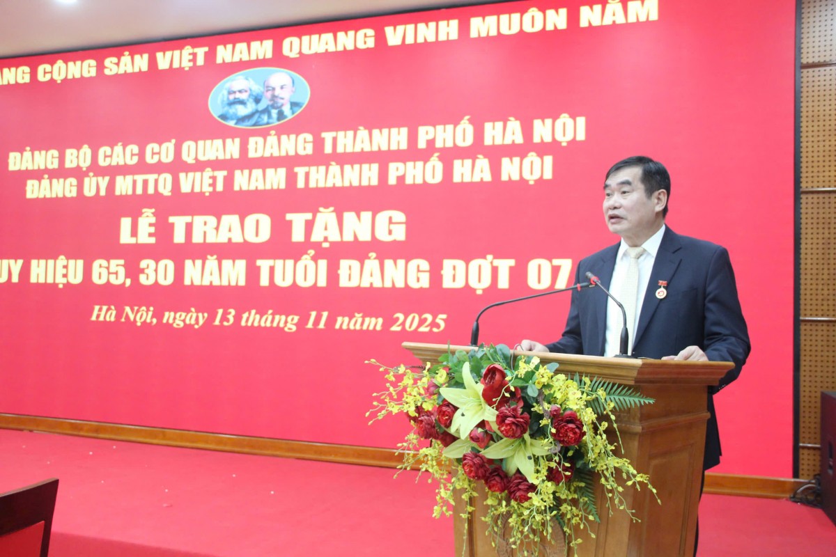 Đảng bộ Ủy ban MTTQ Việt Nam thành phố Hà Nội trao Huy hiệu Đảng cho đảng viên tiêu biểu