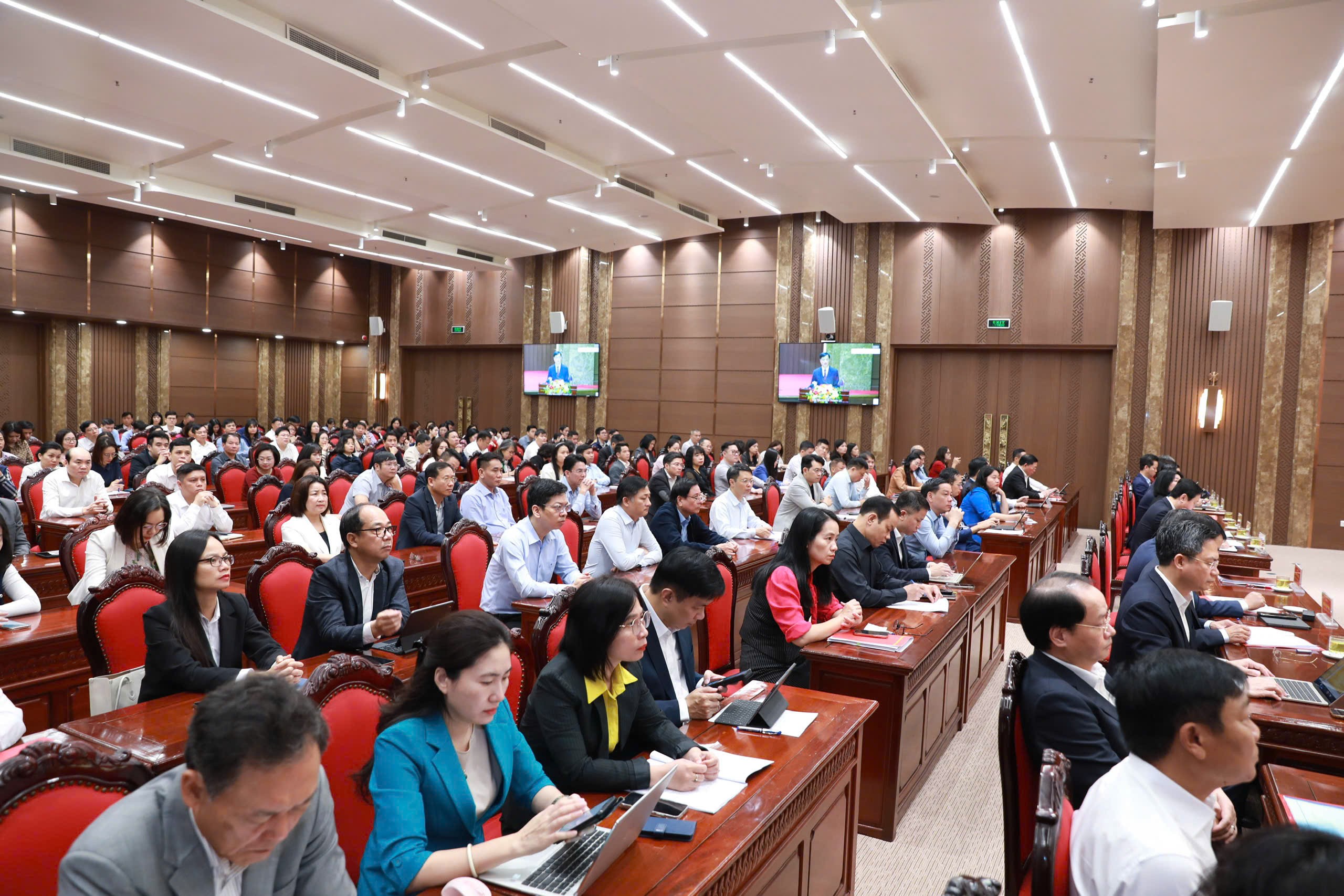 Đưa Hà Nội phát triển xứng tầm với vai trò, vị thế là Thủ đô của cả nước Đưa Hà Nội phát triển xứng tầm với vai trò, vị thế là Thủ đô của cả nước