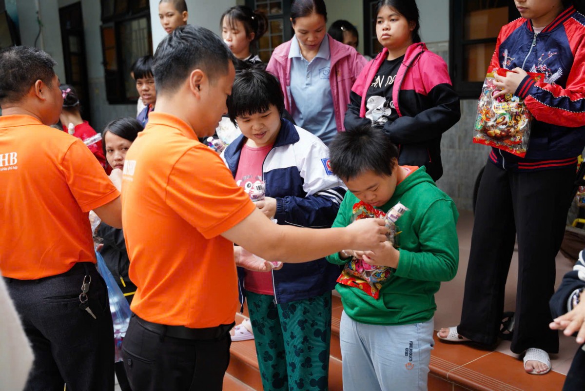 Một đôi giày mới, cây đàn nhỏ, hộp sáp màu… Gieo hạnh phúc từ những điều nhỏ bé Một đôi giày mới, cây đàn nhỏ, hộp sáp màu… Gieo hạnh phúc từ những điều nhỏ bé