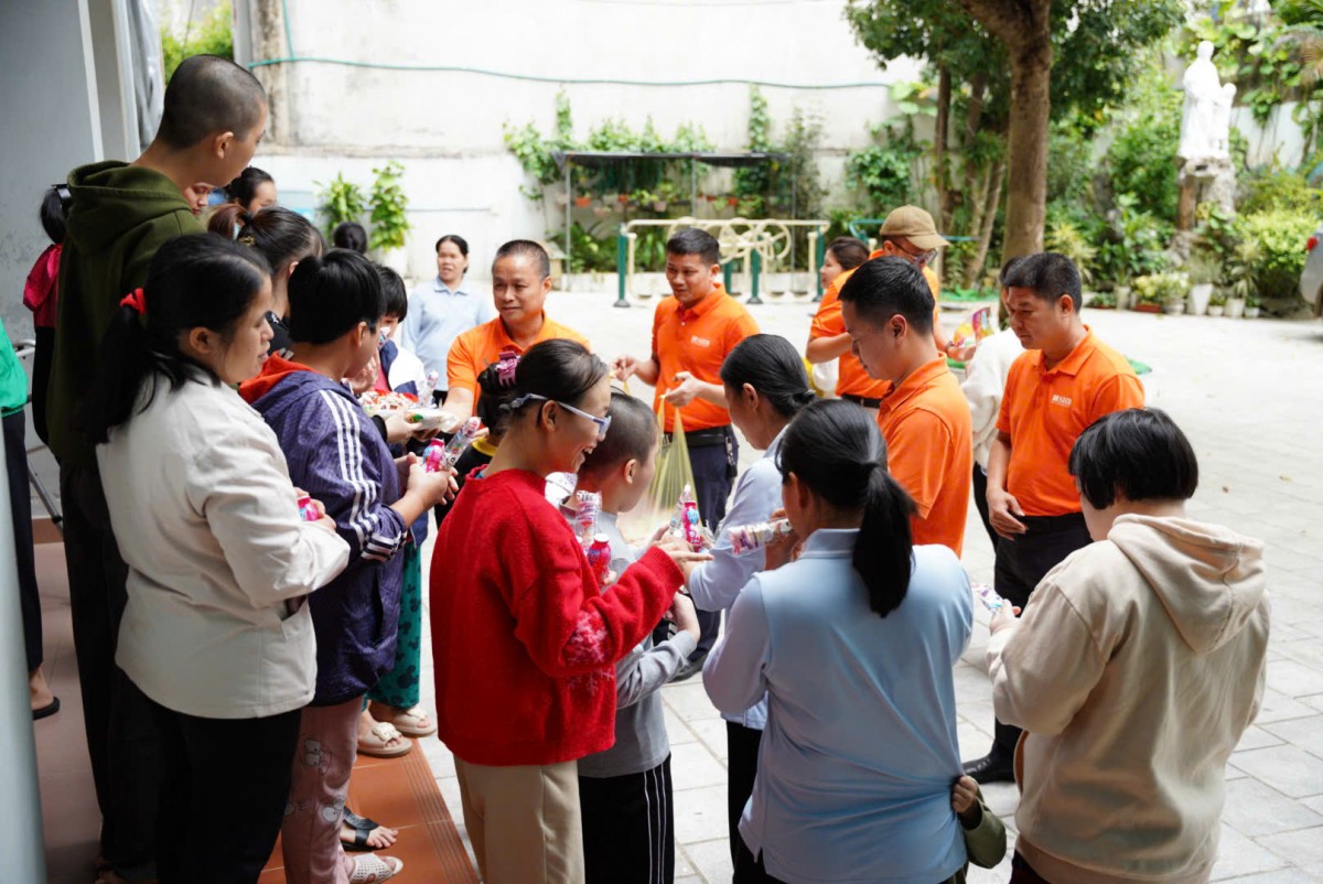 Một đôi giày mới, cây đàn nhỏ, hộp sáp màu… Gieo hạnh phúc từ những điều nhỏ bé Một đôi giày mới, cây đàn nhỏ, hộp sáp màu… Gieo hạnh phúc từ những điều nhỏ bé