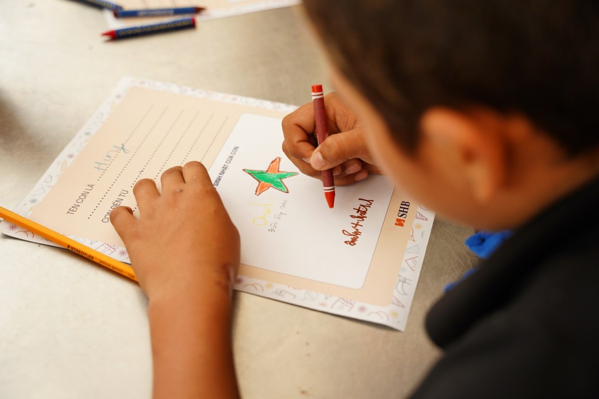 Một đôi giày mới, cây đàn nhỏ, hộp sáp màu… Gieo hạnh phúc từ những điều nhỏ bé Một đôi giày mới, cây đàn nhỏ, hộp sáp màu… Gieo hạnh phúc từ những điều nhỏ bé