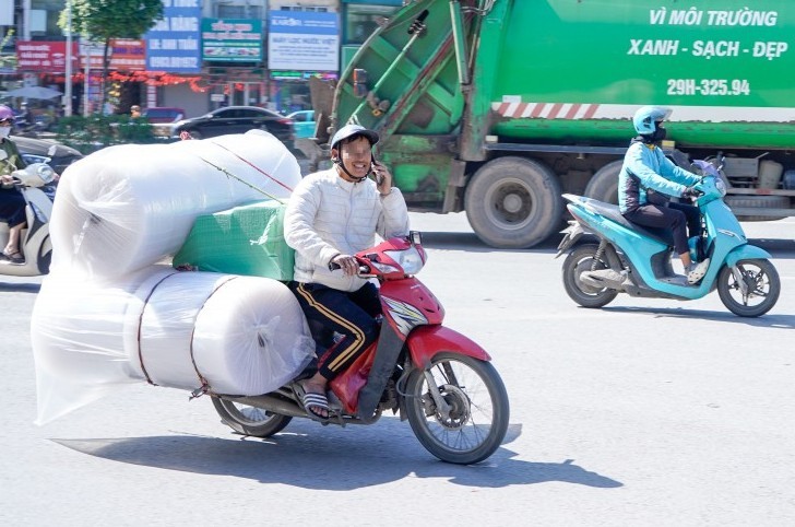 Hà Nội: Xử lý hàng trăm tài xế che biển số, dùng điện thoại khi lái xe