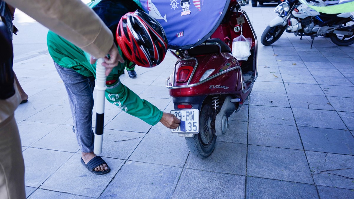 Hà Nội xử lý nghiêm hàng trăm tài xế: Che biển số để trốn phạt nguội, vô tư dùng điện thoại khi lái xe Loạt tài xế công nghệ bị phạt nặng vì che, dán biển số