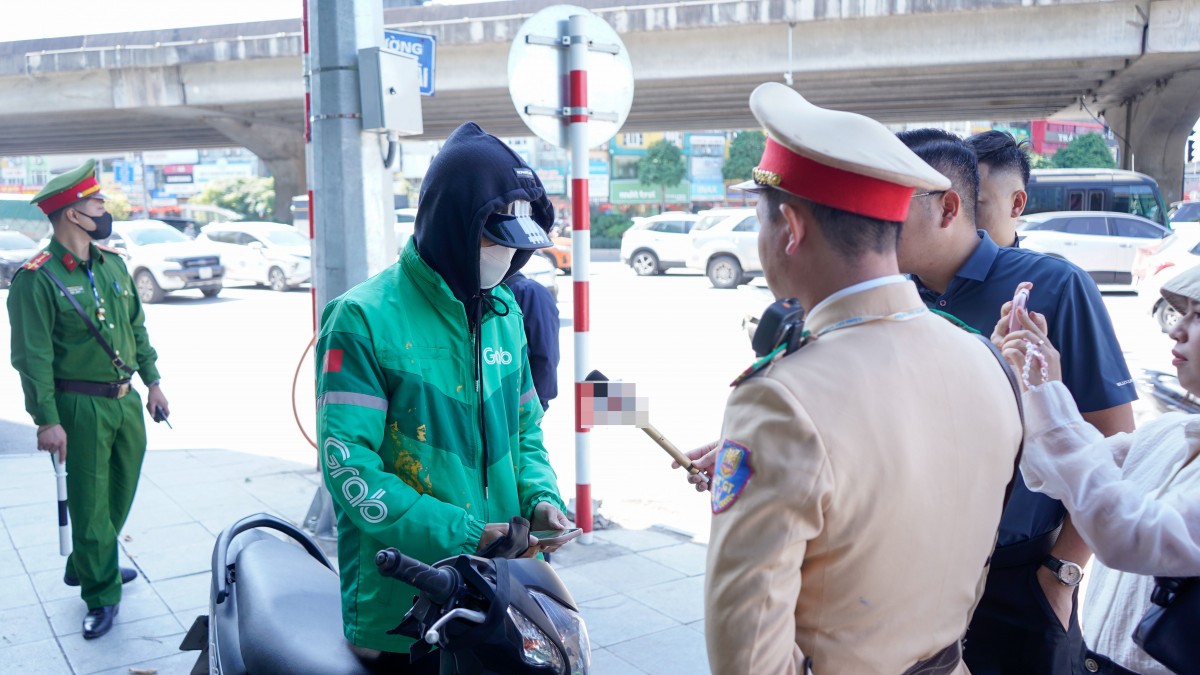 Hà Nội xử lý nghiêm hàng trăm tài xế: Che biển số để trốn phạt nguội, vô tư dùng điện thoại khi lái xe Cảnh báo nguy cơ tai nạn từ thói quen dùng điện thoại khi lái xe