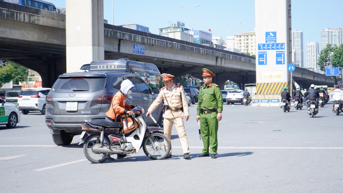 Hà Nội: Xử lý hàng trăm tài xế che biển số, dùng điện thoại khi lái xe
