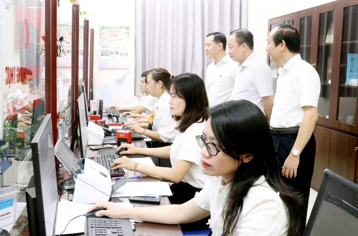 Mô hình chính quyền 2 cấp: Đập tan âm mưu thế lực thù địch, tạo thế trận lòng dân vì Hà Nội phát triển xứng tầm Mô hình chính quyền 2 cấp: Đập tan âm mưu thế lực thù địch, tạo thế trận lòng dân vì Hà Nội phát triển xứng tầm