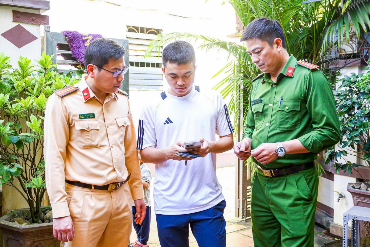 Hơn 30.000 hồ sơ giấy phép lái xe và đăng ký phương tiện được người dân cập nhật trên iHanoi