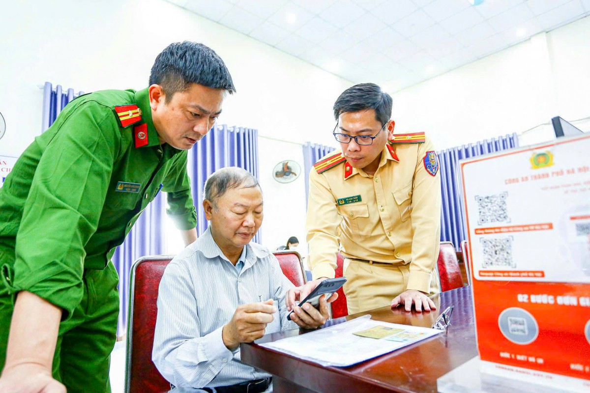Hơn 30.000 hồ sơ giấy phép lái xe và đăng ký phương tiện được người dân cập nhật trên iHanoi