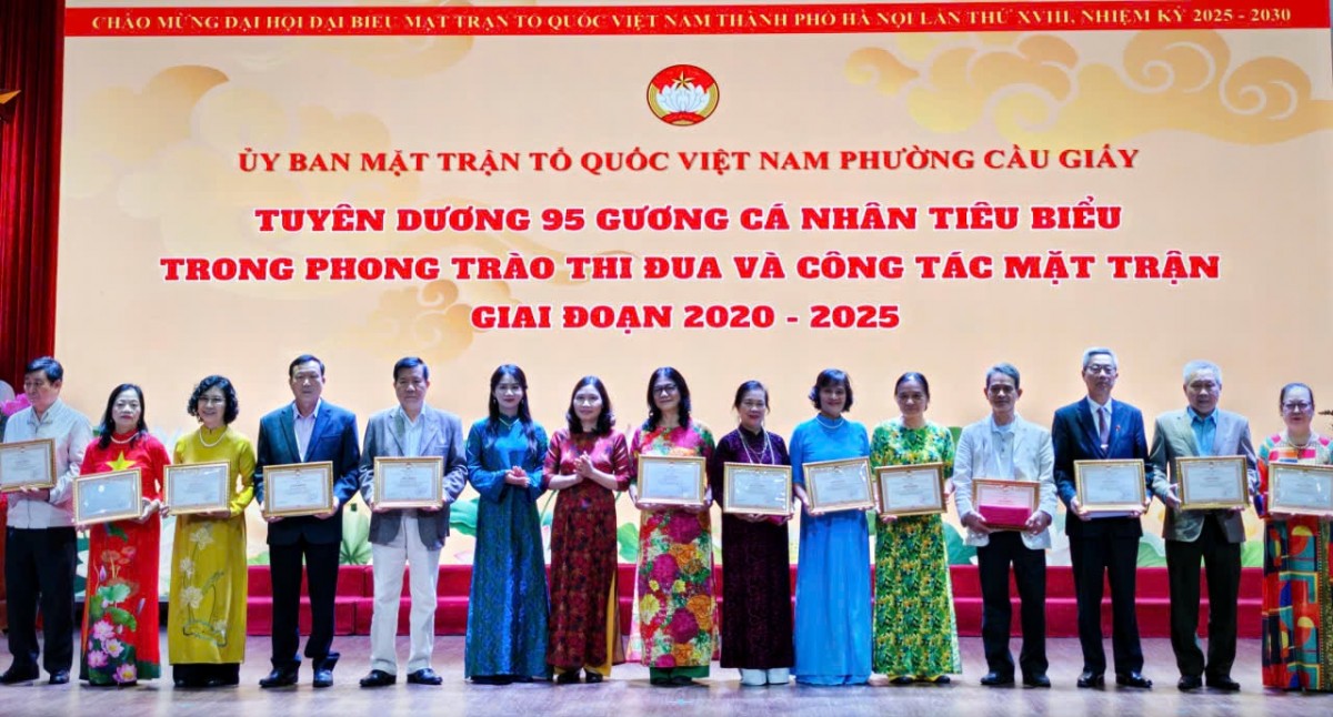 Phường Cầu Giấy: Tôn vinh 95 cá nhân tiêu biểu trong công tác Mặt trận Phường Cầu Giấy: Tôn vinh 95 cá nhân tiêu biểu trong công tác Mặt trận