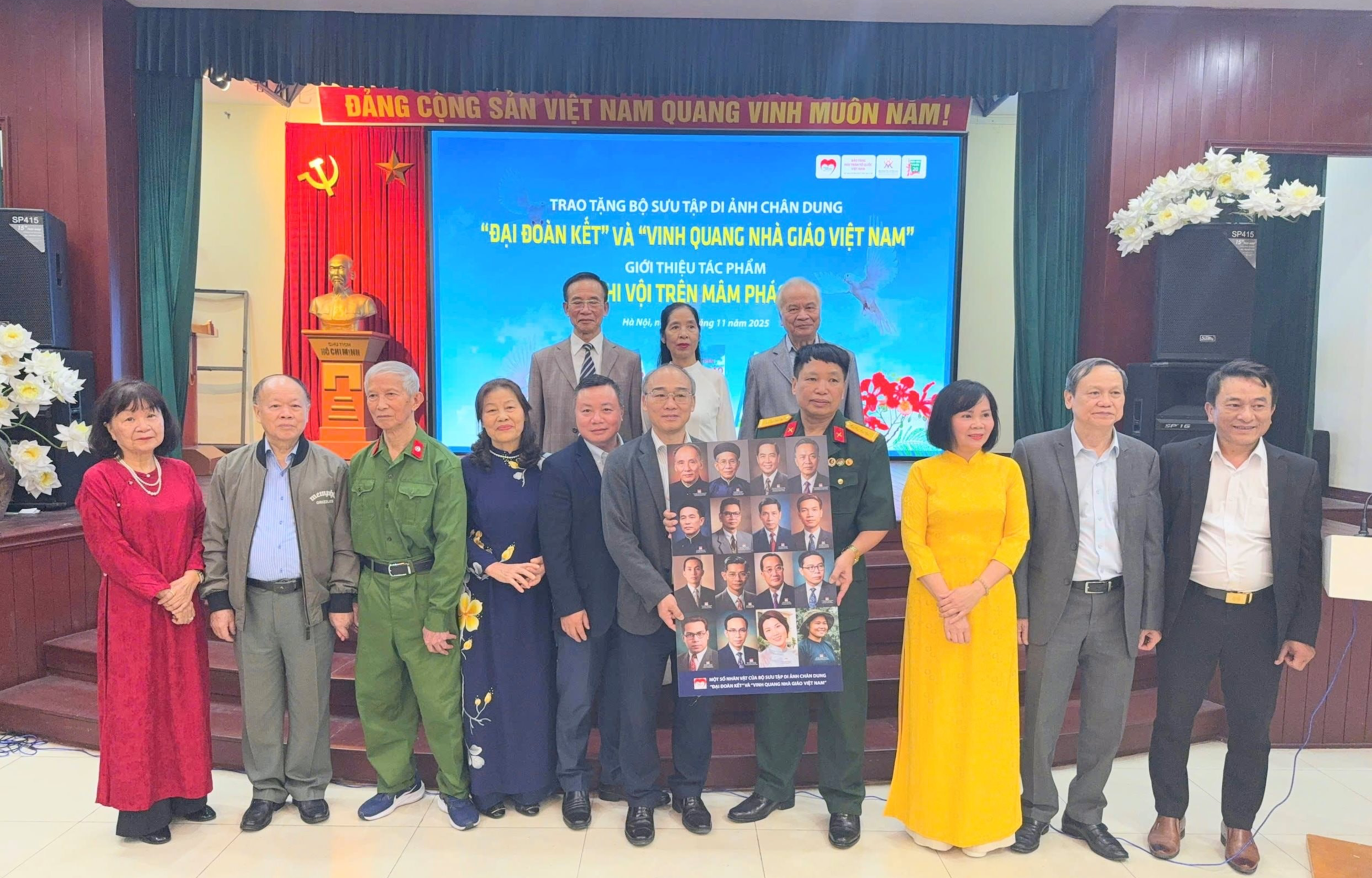 Trao tặng Bộ sưu tập di ảnh chân dung