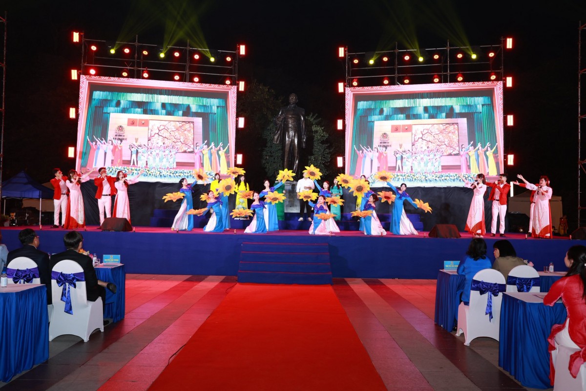 Sôi nổi chương trình nghệ thuật “Công đoàn các cấp tự tin, tự hào bước vào Kỷ nguyên mới” Sôi nổi chương trình nghệ thuật “Công đoàn các cấp tự tin, tự hào bước vào Kỷ nguyên mới”