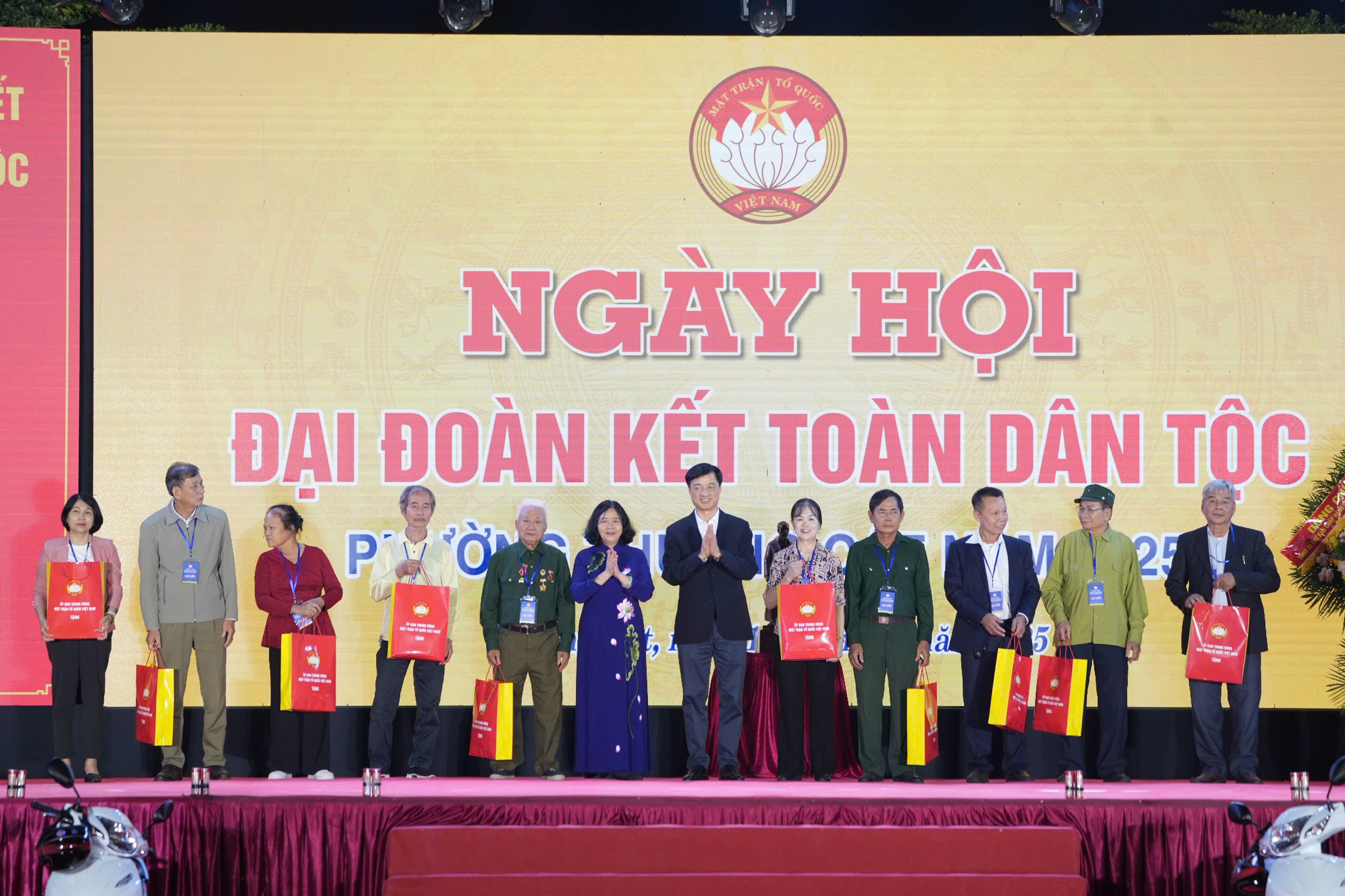 Tổng Bí thư Tô Lâm dự Ngày hội Đại đoàn kết toàn dân tộc với người dân phường Thượng Cát Tổng Bí thư Tô Lâm dự Ngày hội Đại đoàn kết với người dân phường Thượng Cát