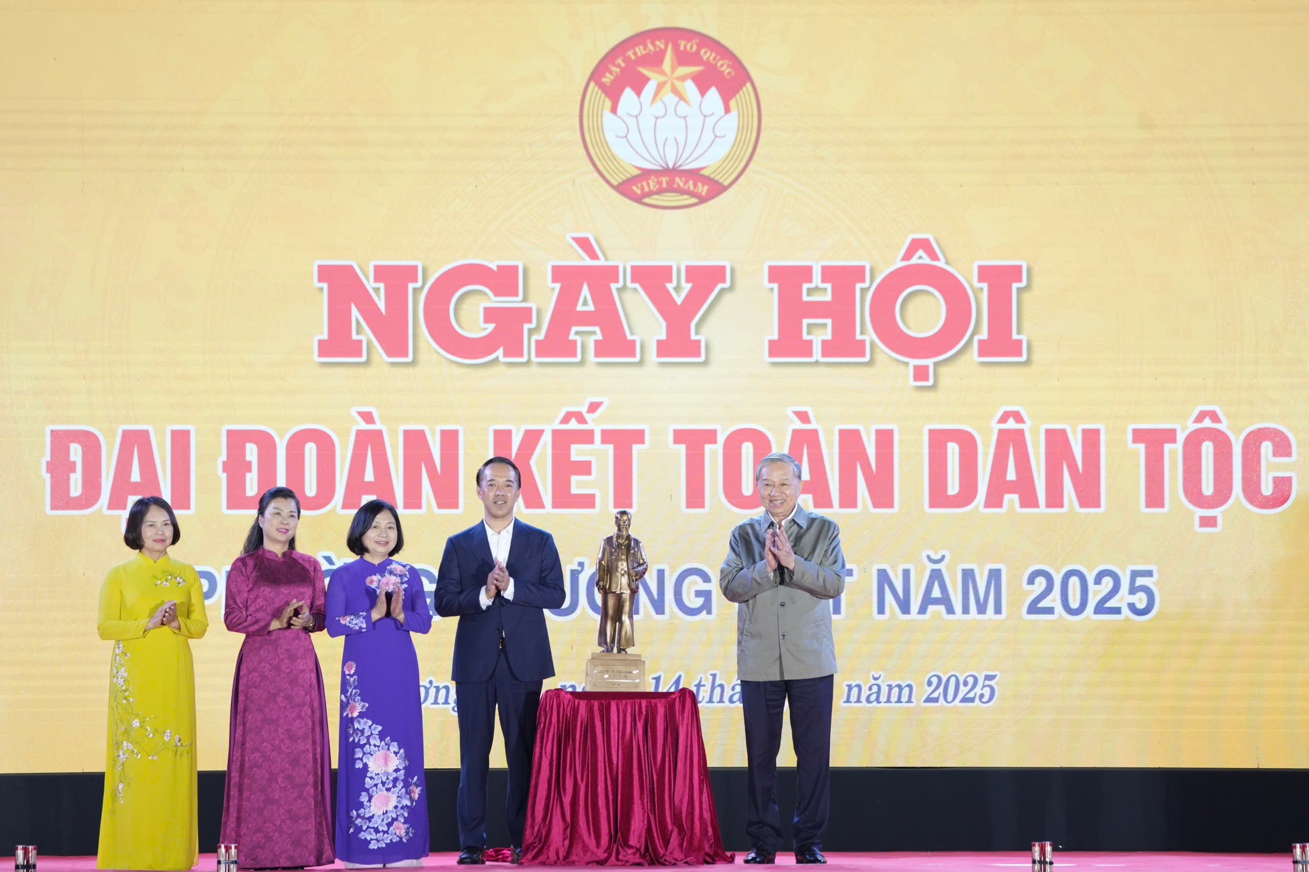 Tổng Bí thư Tô Lâm dự Ngày hội Đại đoàn kết toàn dân tộc với người dân phường Thượng Cát Tổng Bí thư Tô Lâm dự Ngày hội Đại đoàn kết với người dân phường Thượng Cát
