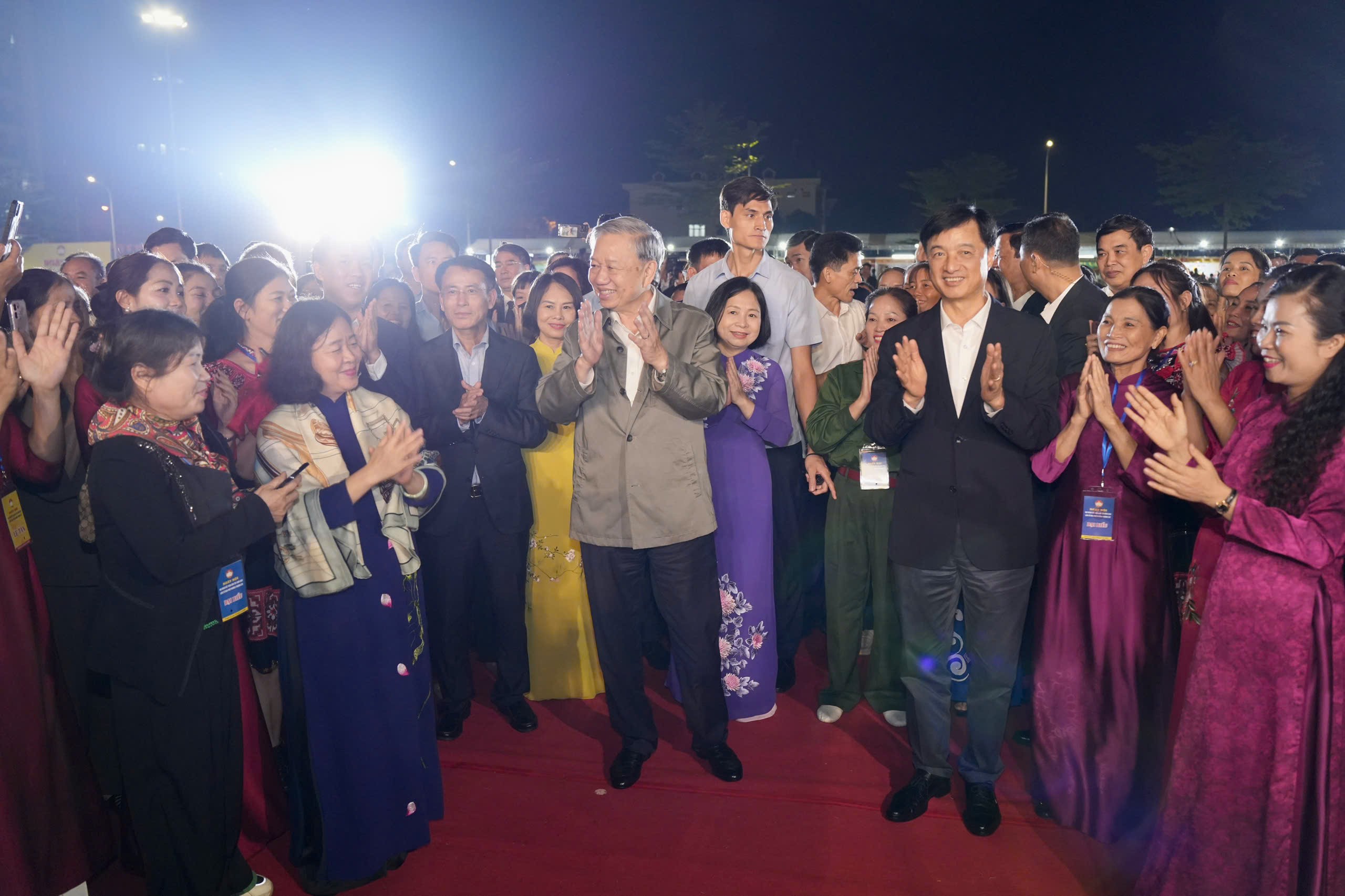 Tổng Bí thư Tô Lâm dự Ngày hội Đại đoàn kết toàn dân tộc với người dân phường Thượng Cát Tổng Bí thư Tô Lâm dự Ngày hội Đại đoàn kết với người dân phường Thượng Cát