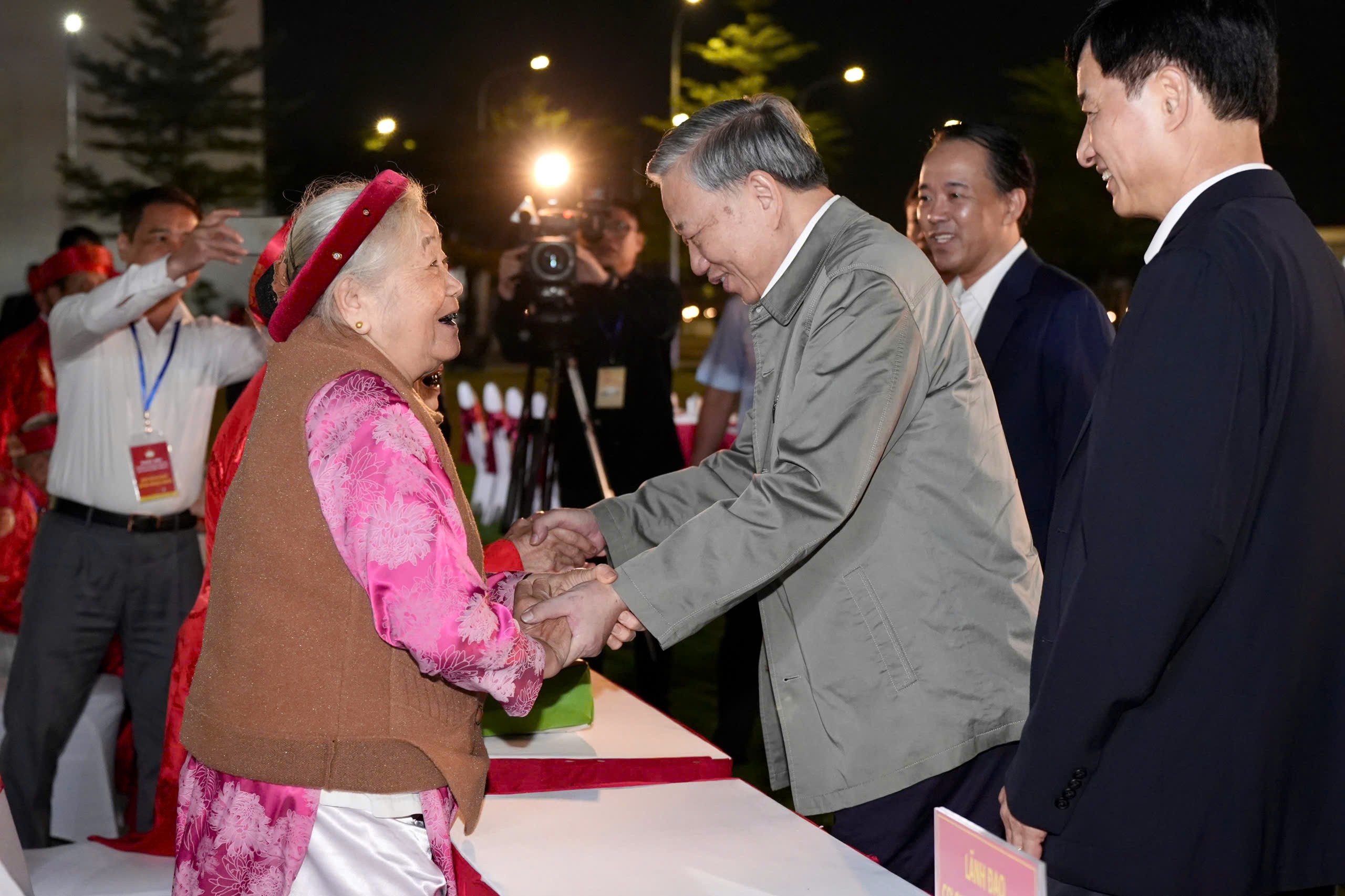 Tổng Bí thư Tô Lâm dự Ngày hội Đại đoàn kết toàn dân tộc với người dân phường Thượng Cát Tổng Bí thư Tô Lâm dự Ngày hội Đại đoàn kết với người dân phường Thượng Cát