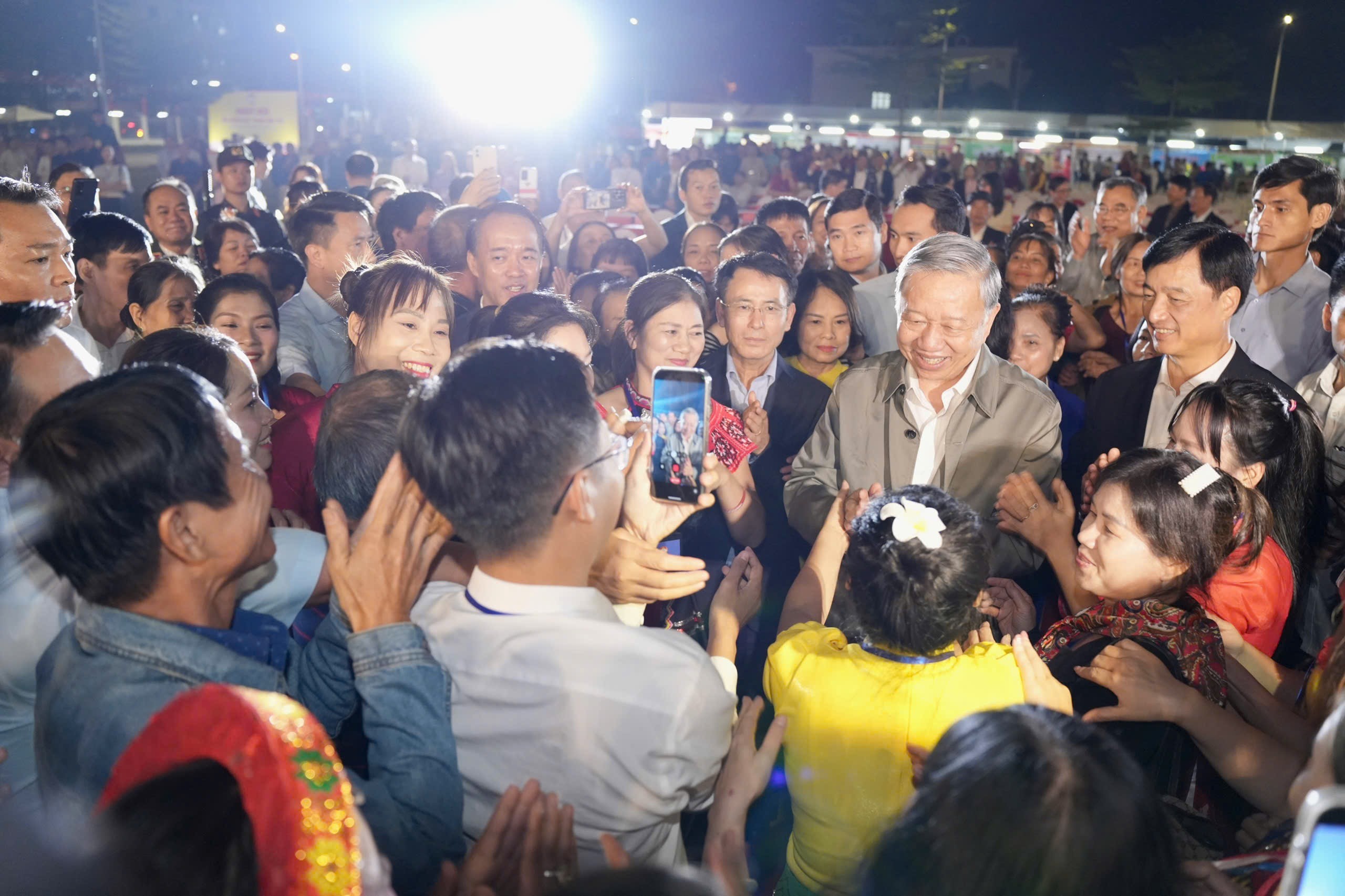 Tổng Bí thư Tô Lâm dự Ngày hội Đại đoàn kết toàn dân tộc với người dân phường Thượng Cát Tổng Bí thư Tô Lâm dự Ngày hội Đại đoàn kết với người dân phường Thượng Cát