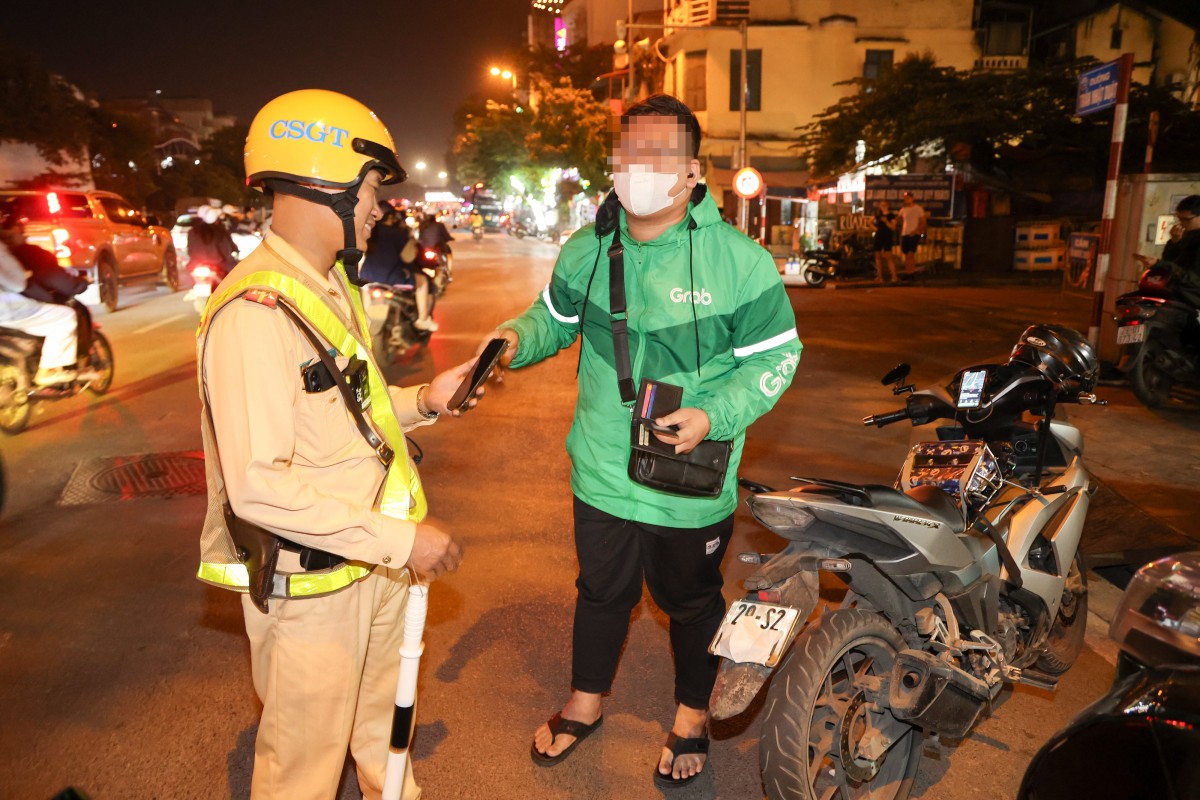 Tài xế xe ôm công nghệ che biển số né phạt nguội, biện minh