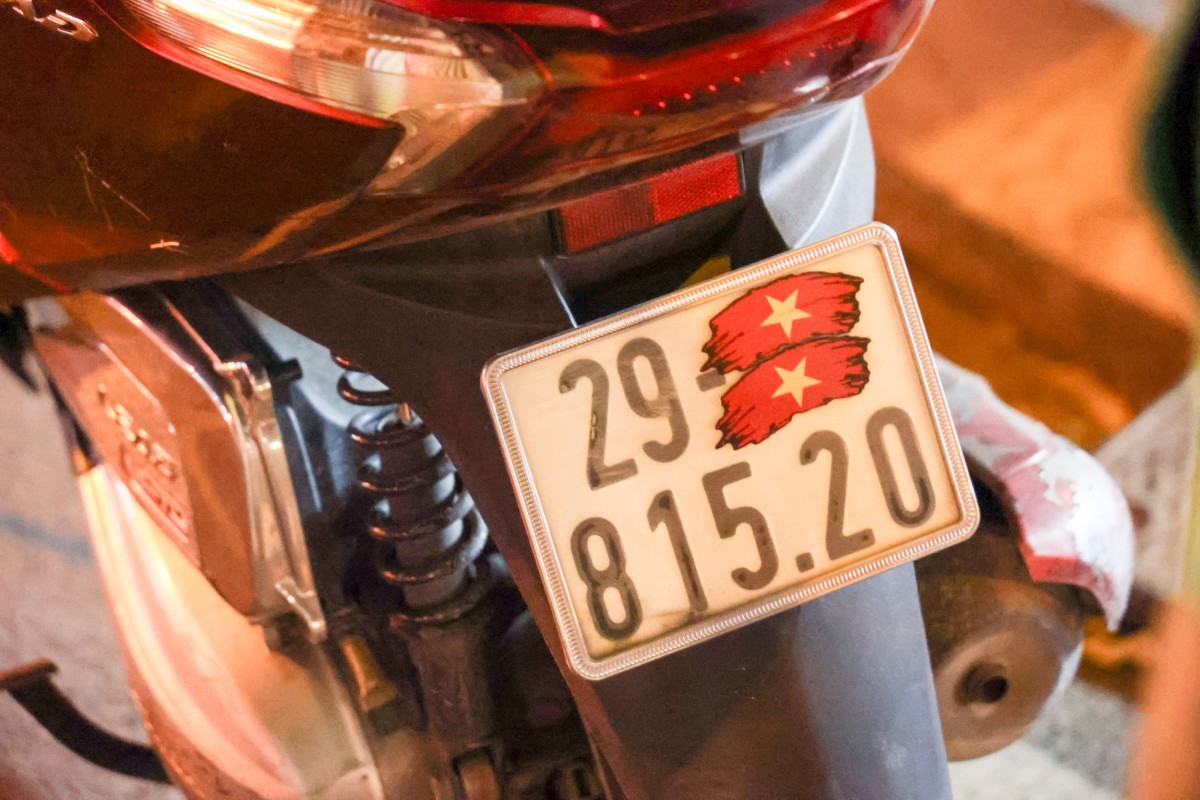 Tài xế xe ôm công nghệ che biển số né phạt nguội, biện minh