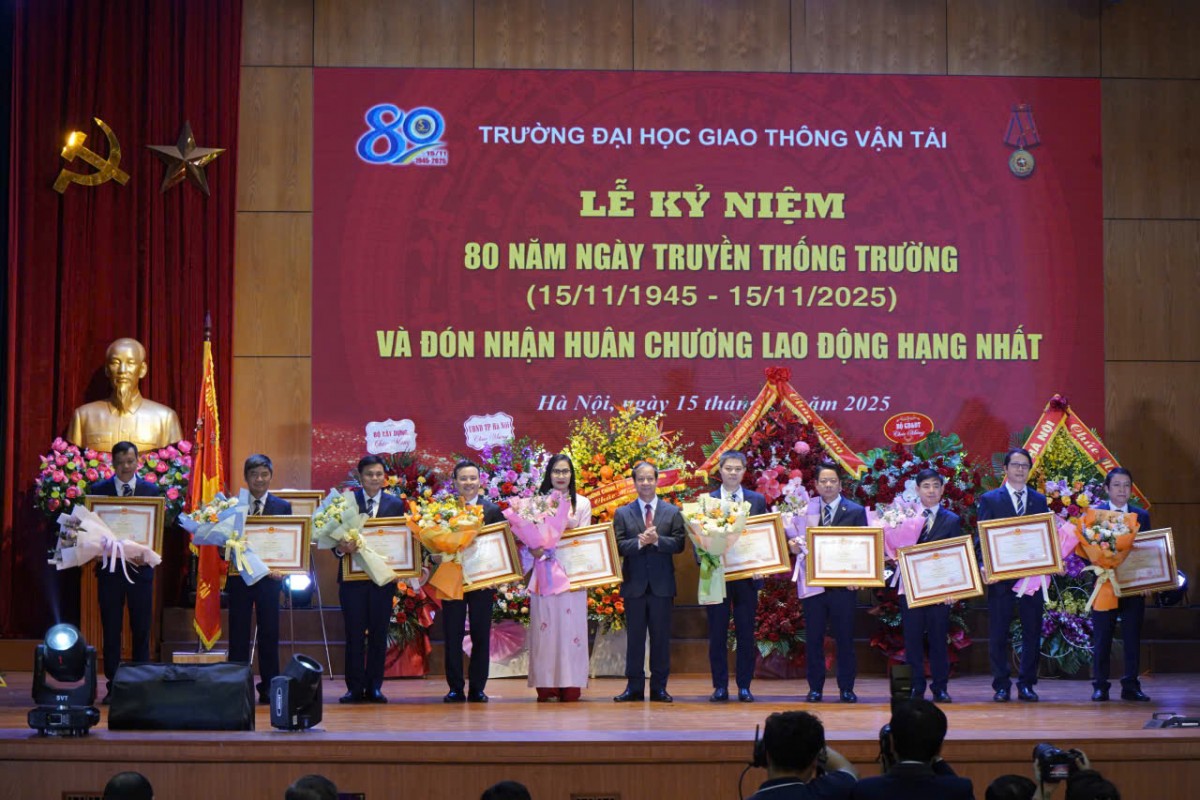 Trường Đại Học Giao Thông Vận Tải Đón Nhận Huân Chương Lao Động Hạng Nhất