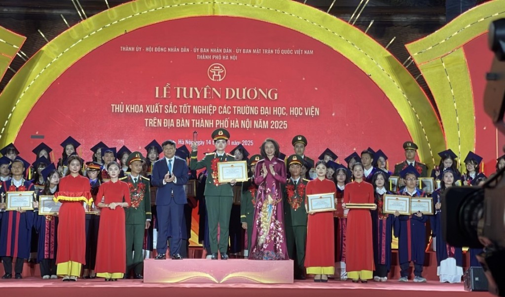 Hà Nội vinh danh 95 thủ khoa xuất sắc tốt nghiệp Đại học, Học viện năm 2025