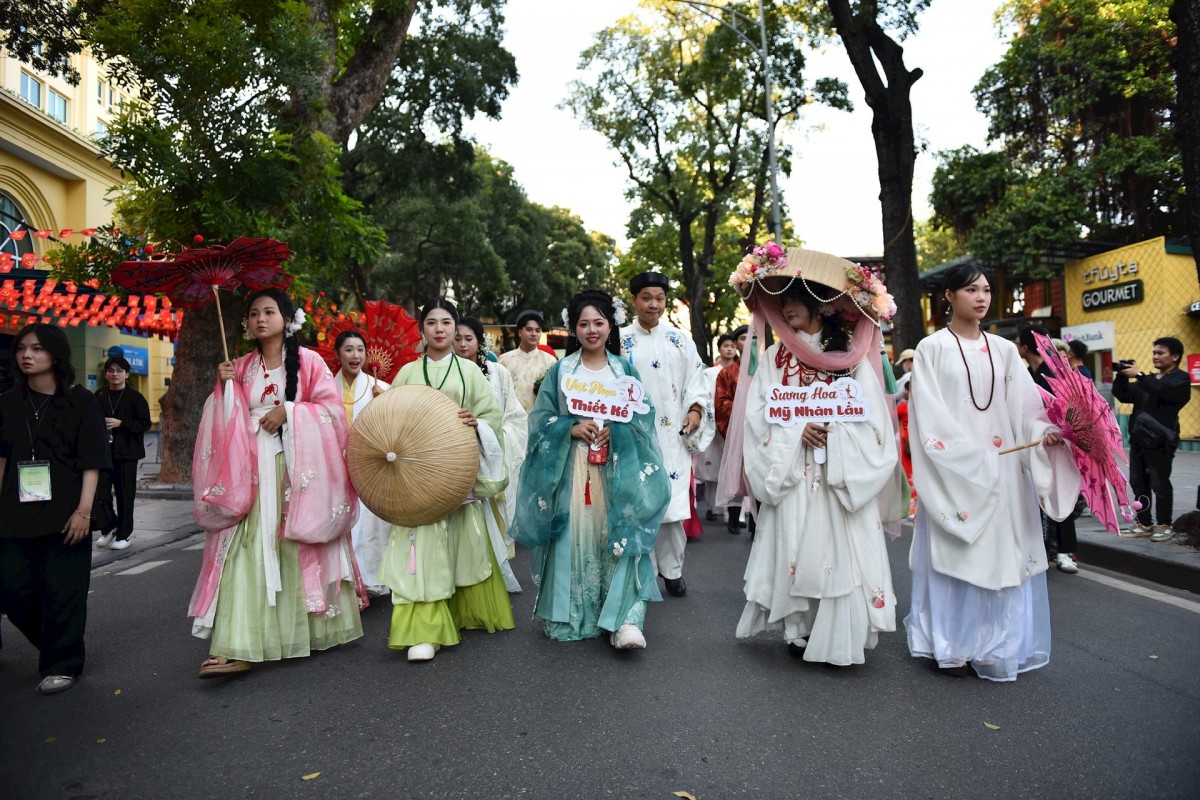 Diễu hành áo dài Hà Nội: Tôn vinh di sản, tăng sức hút du lịch Thủ đô Diễu hành áo dài Hà Nội: Tôn vinh di sản, tăng sức hút du lịch Thủ đô