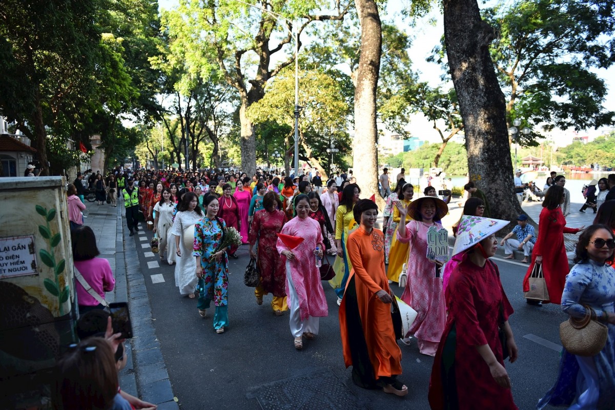 Diễu hành áo dài Hà Nội: Tôn vinh di sản, tăng sức hút du lịch Thủ đô Diễu hành áo dài Hà Nội: Tôn vinh di sản, tăng sức hút du lịch Thủ đô