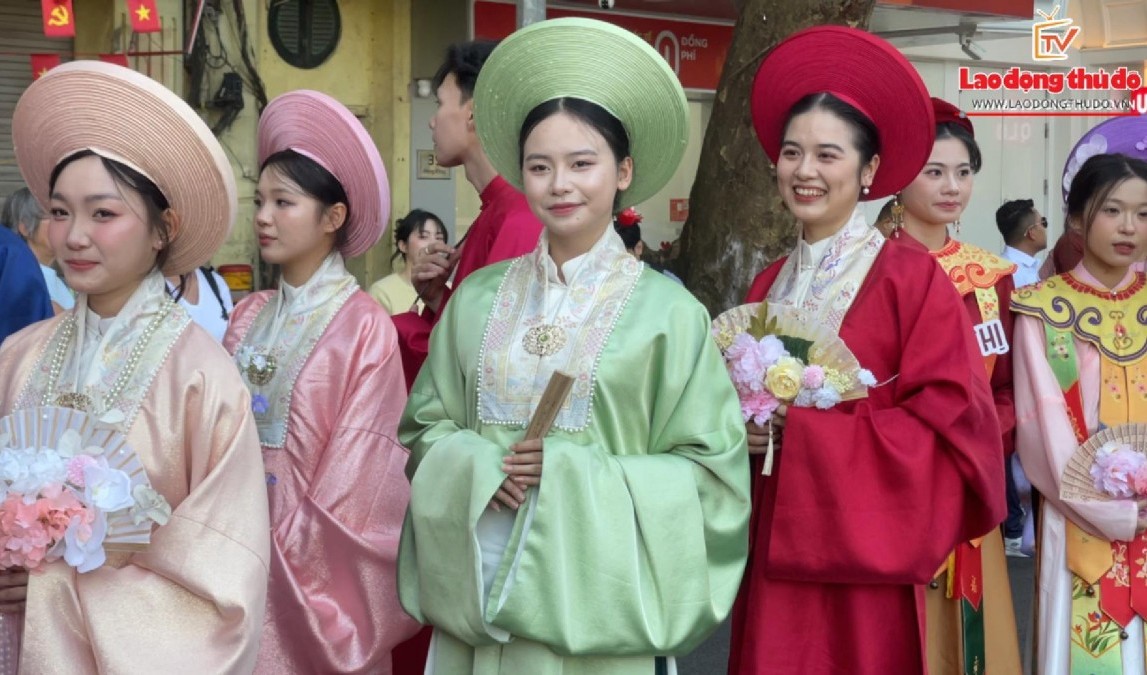 Gần 1.500 người tham gia diễu hành quảng bá trang phục truyền thống Việt Nam ra thế giới