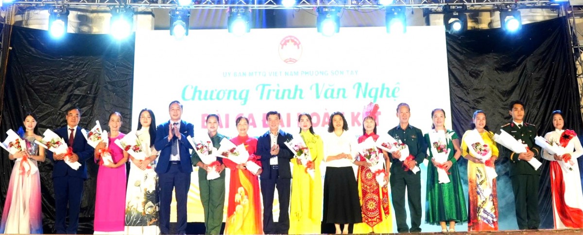 Sơn Tây: Sôi nổi đêm văn nghệ “Bài ca đại đoàn kết” Sơn Tây: Sôi nổi đêm văn nghệ “Bài ca đại đoàn kết”