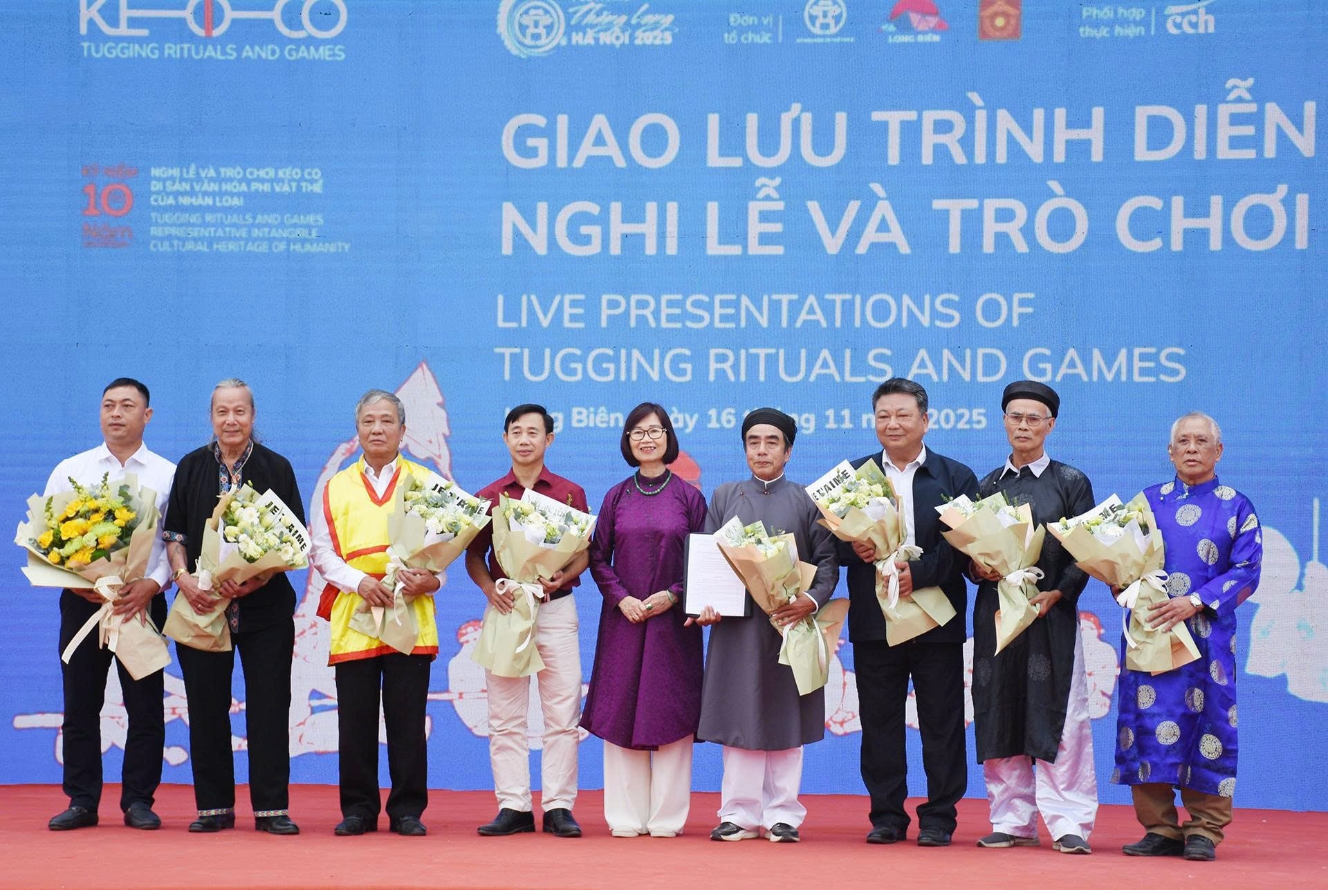 Đắc sắc trình diễn Nghi lễ và trò chơi Kéo co Đắc sắc trình diễn Nghi lễ và trò chơi Kéo co